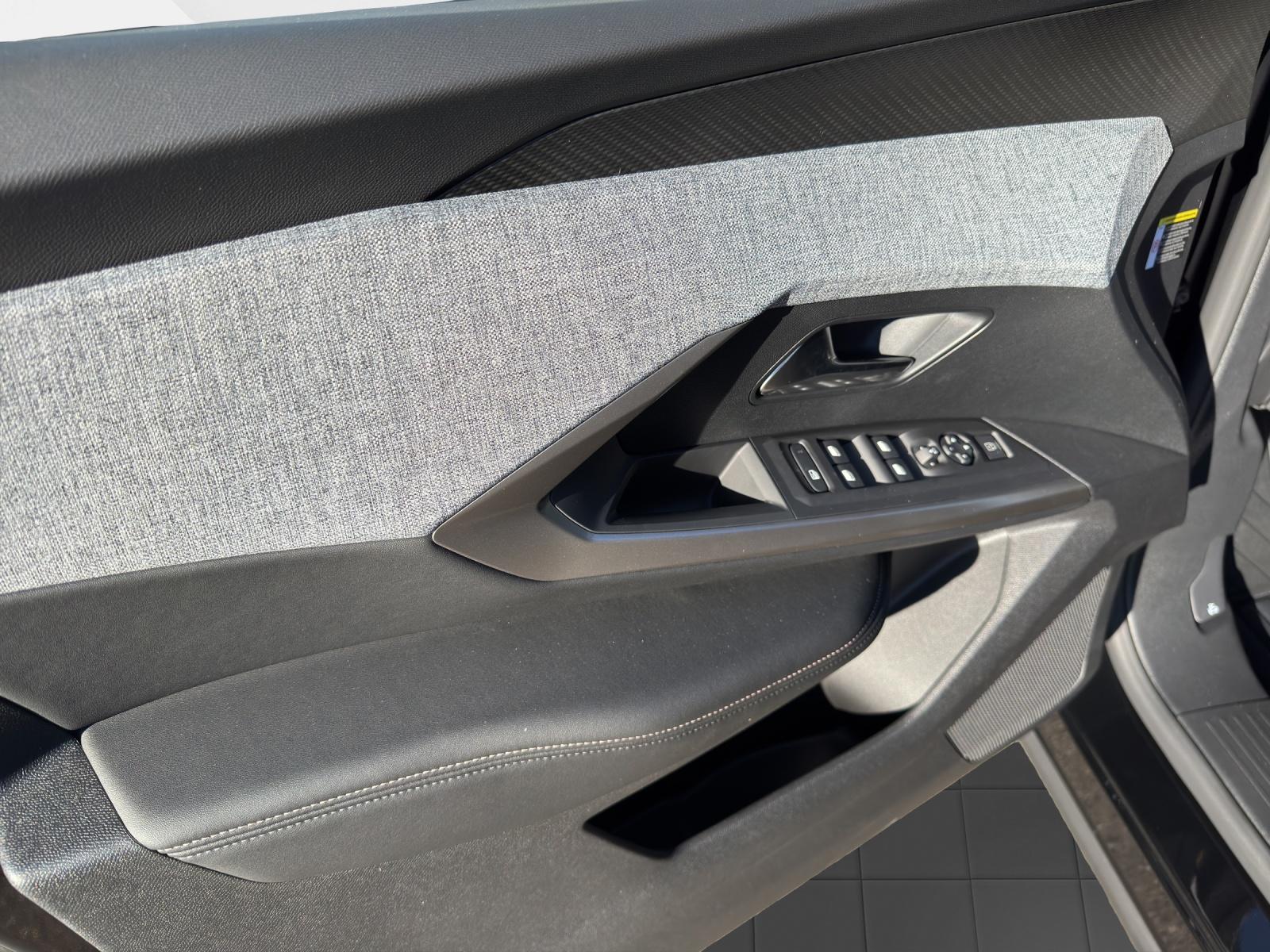 PEUGEOT 3008 1.2 Hybrid Allure Premium-image-16