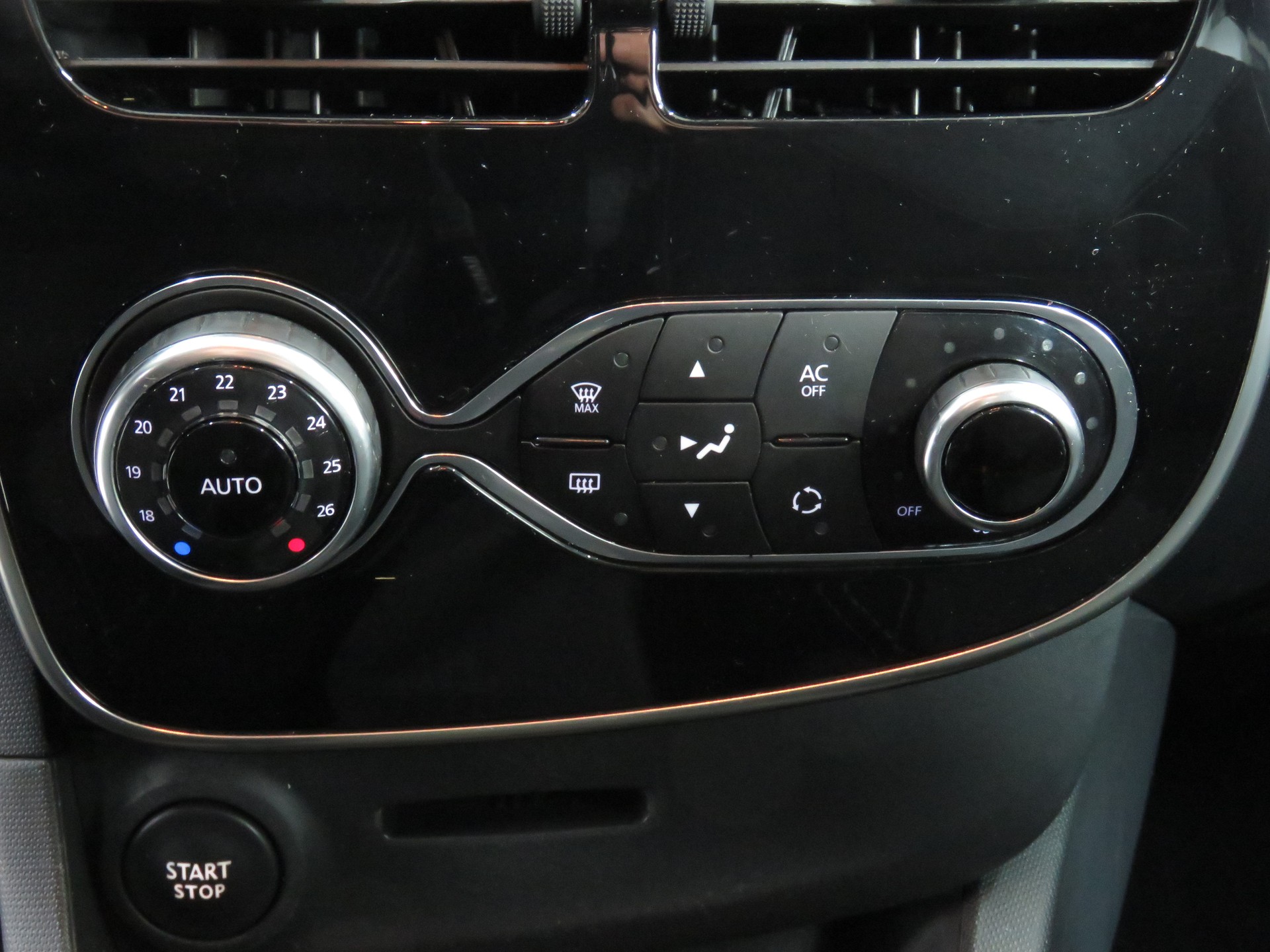 RENAULT Clio 0.9 12V Expression-image-15