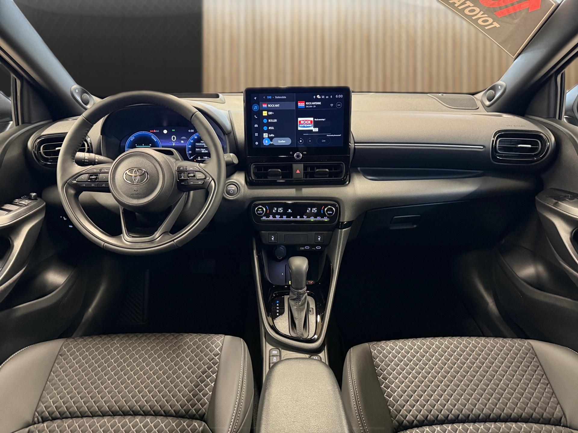 TOYOTA Yaris 1.5 Premium e-CVT-image-12