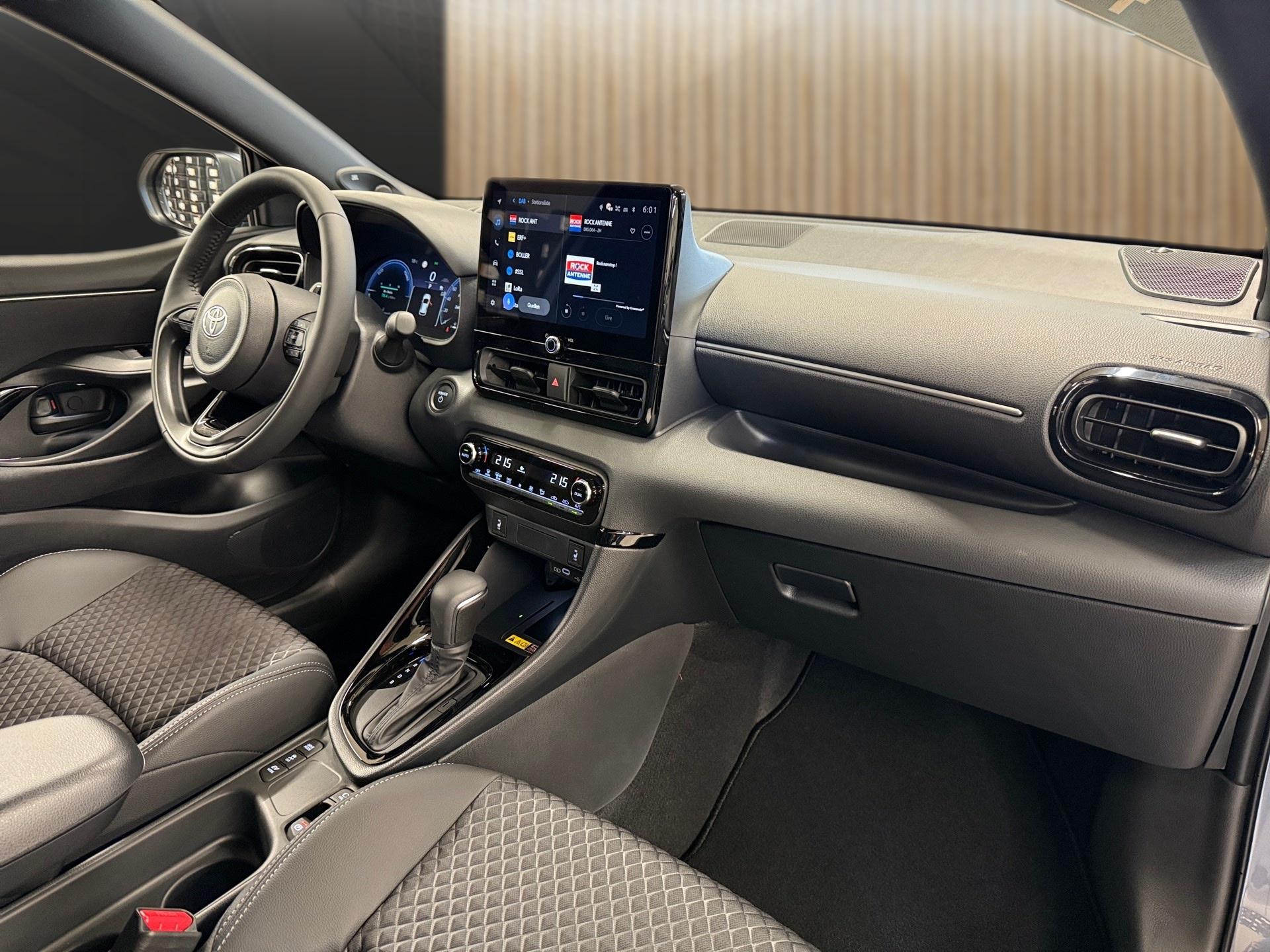 TOYOTA Yaris 1.5 Premium e-CVT-image-14