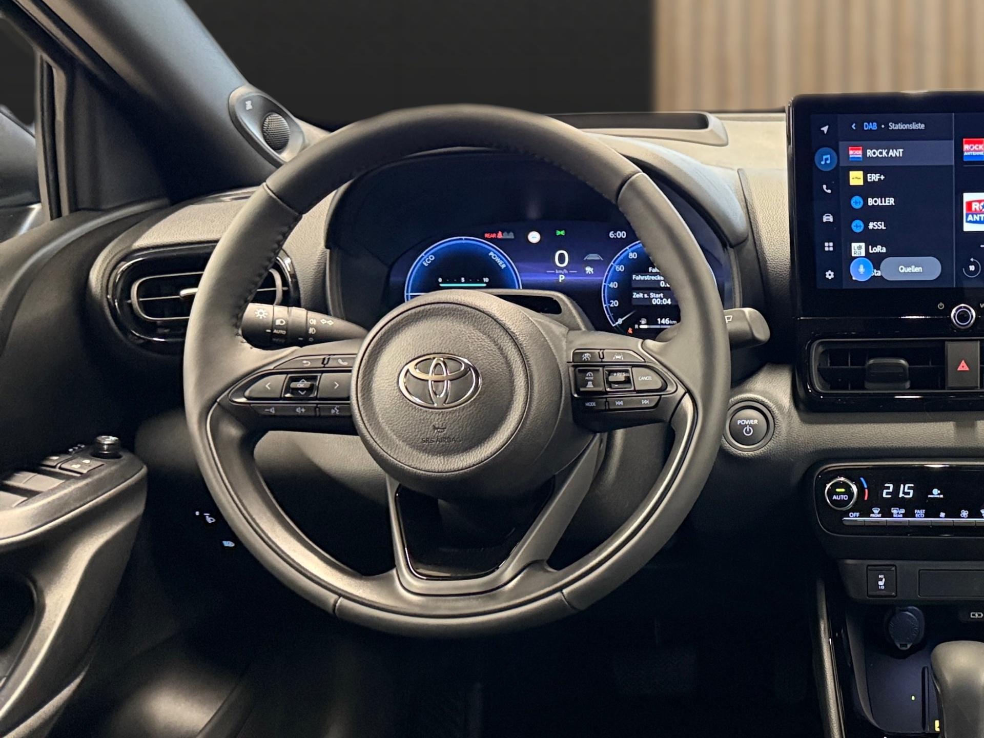 TOYOTA Yaris 1.5 Premium e-CVT-image-11