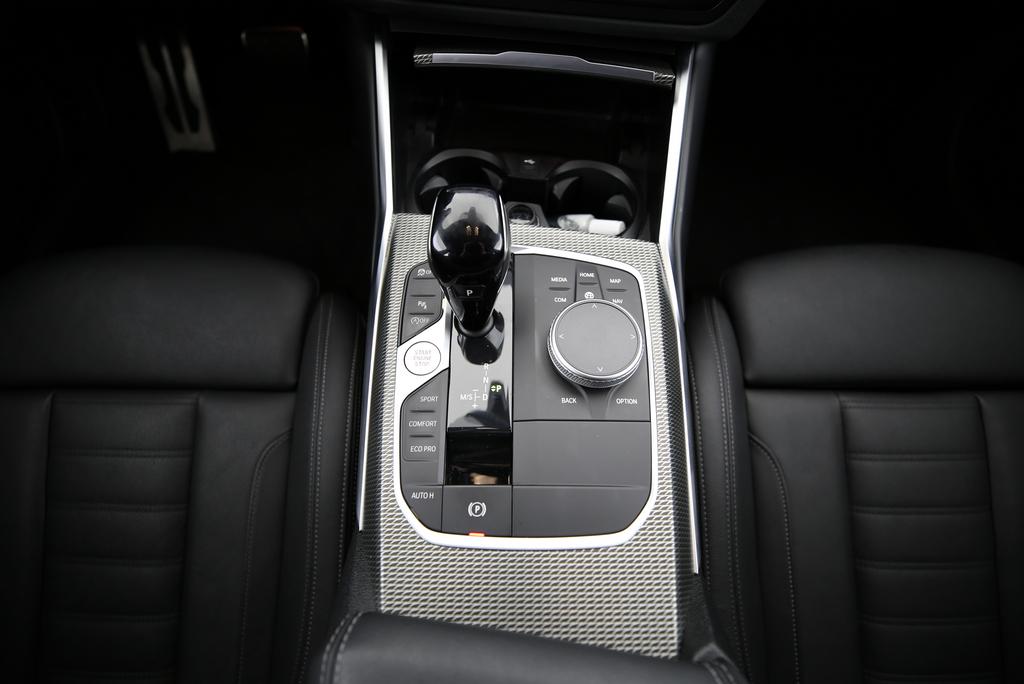 BMW 330i xDrive SAG Touring-image-10