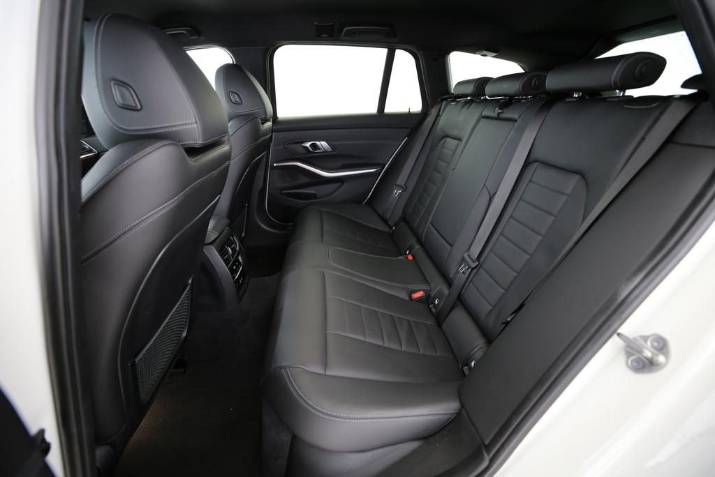 BMW 330i xDrive SAG Touring-image-12