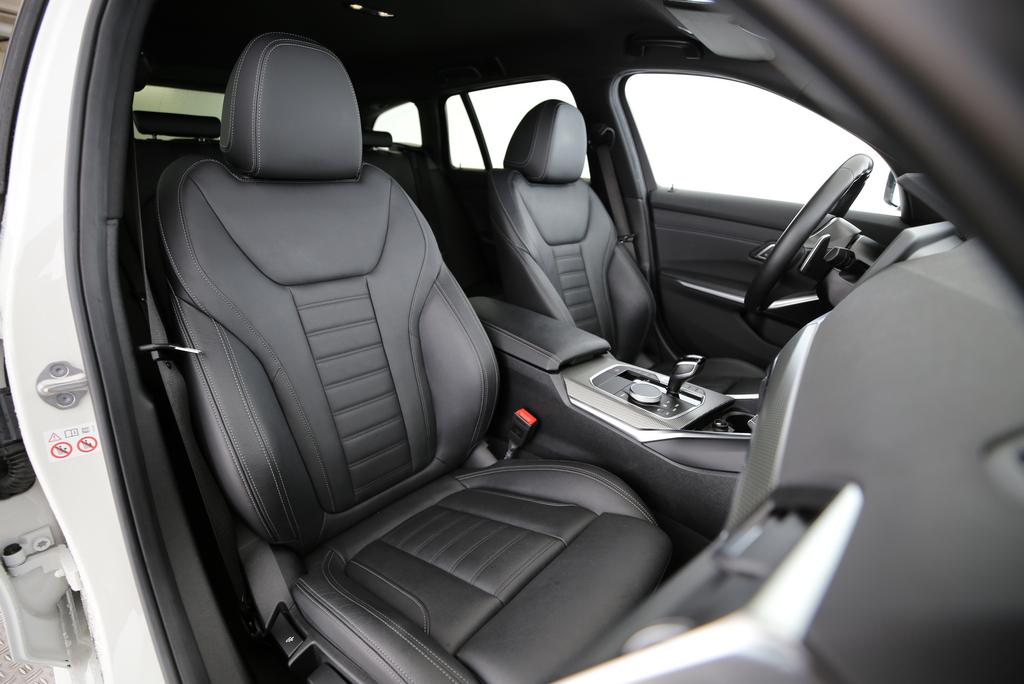 BMW 330i xDrive SAG Touring-image-13