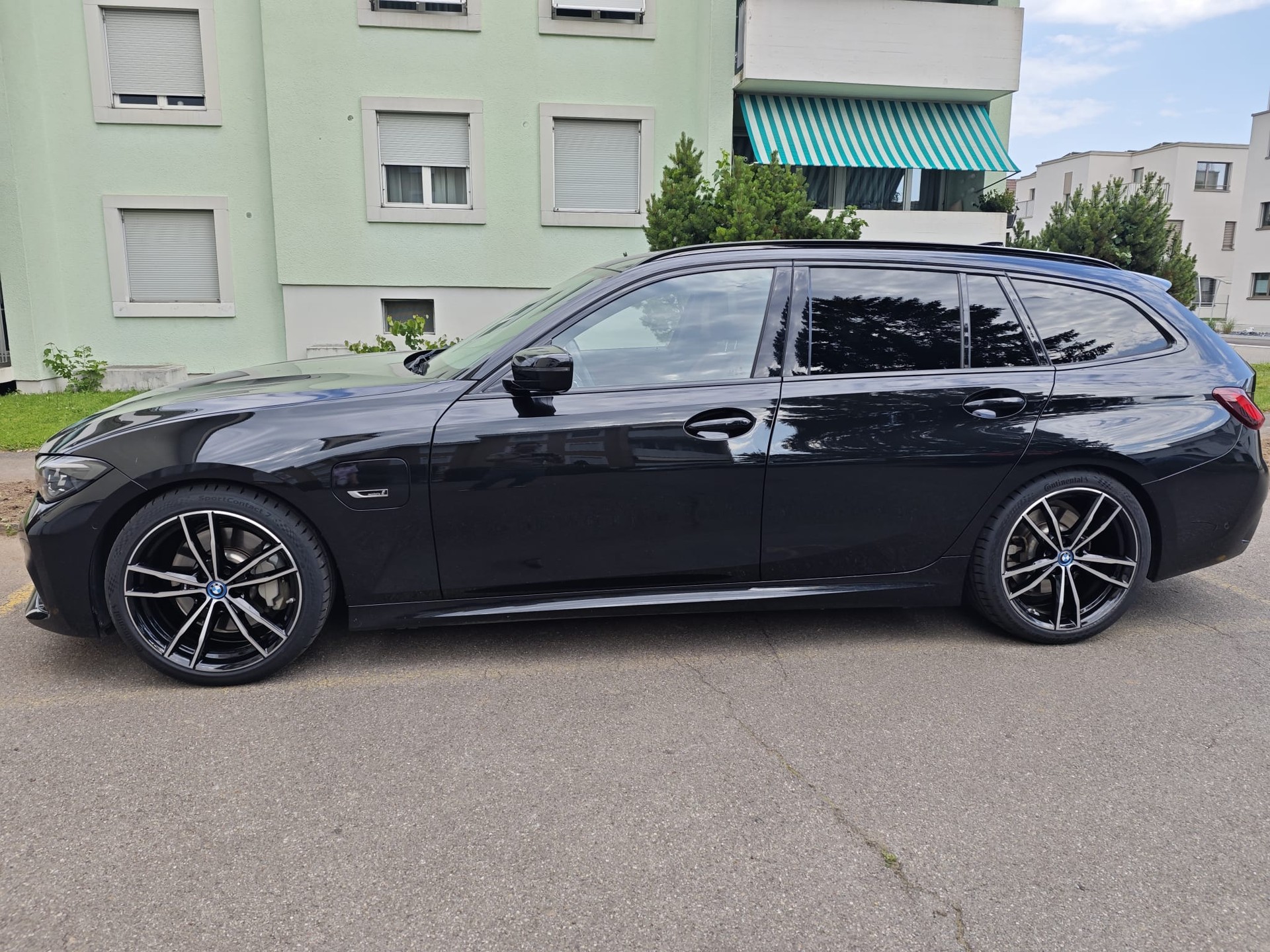 BMW 330e xDrive-image-0