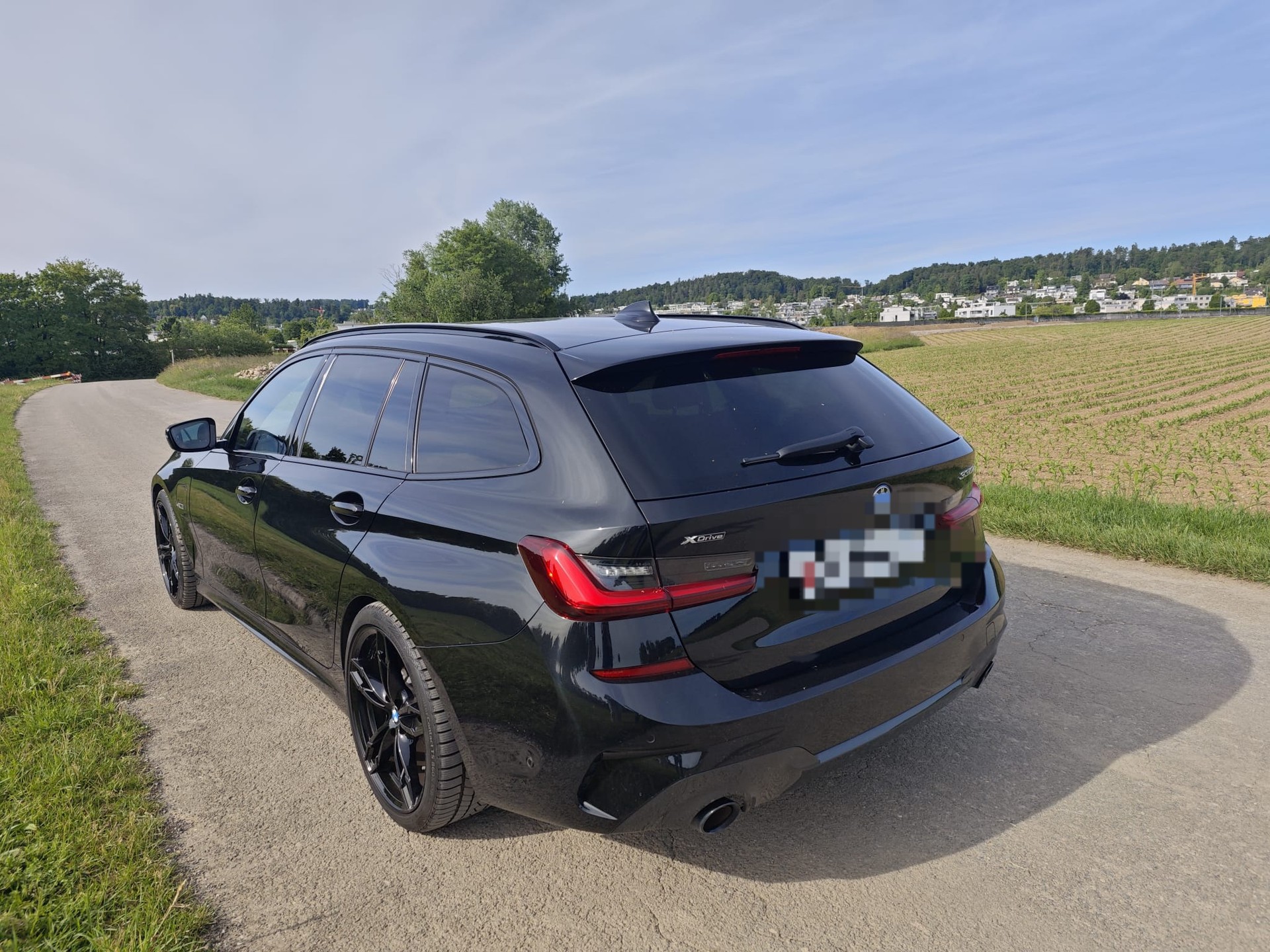 BMW 330e xDrive-image-2
