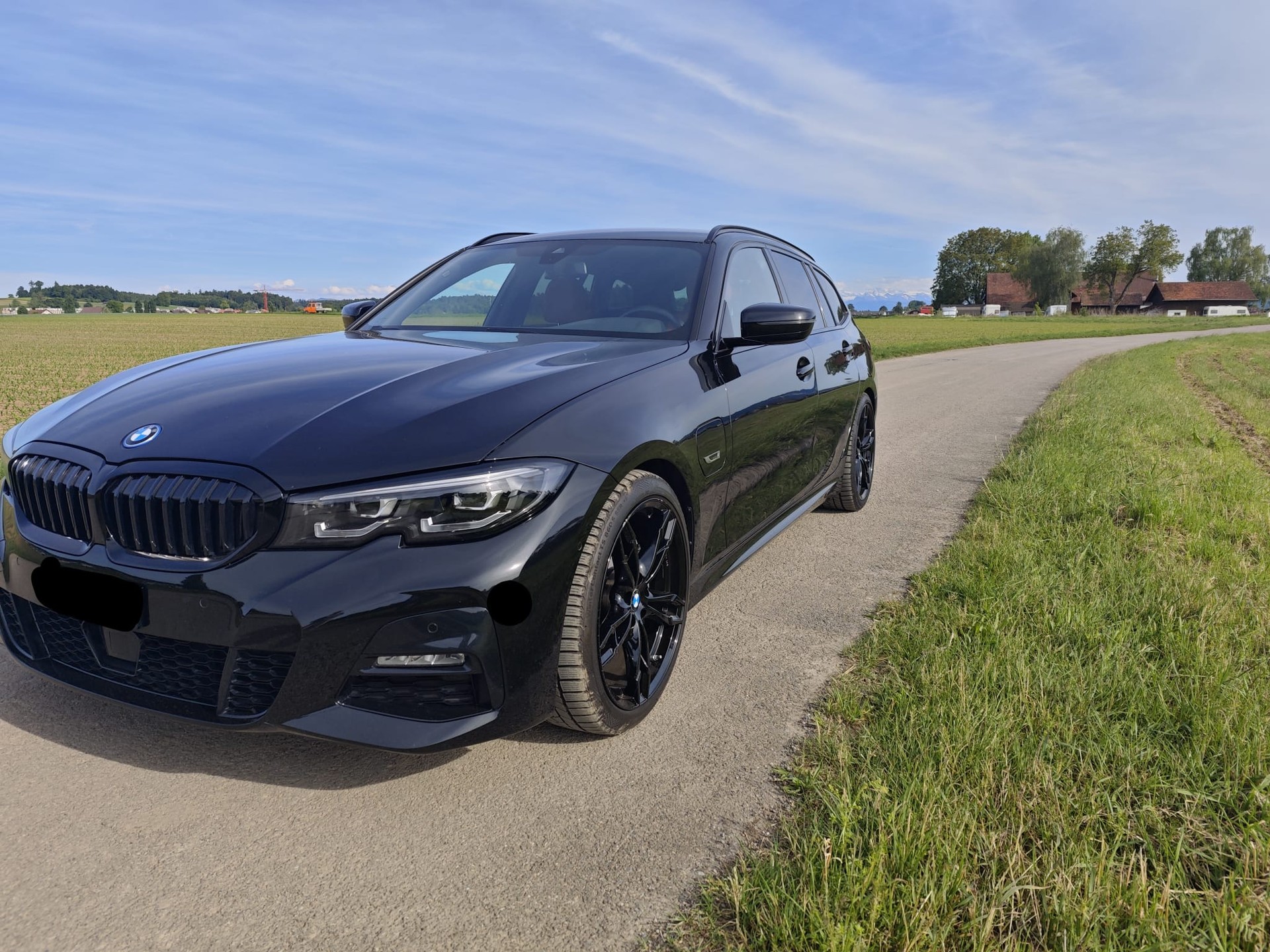BMW 330e xDrive-image-1