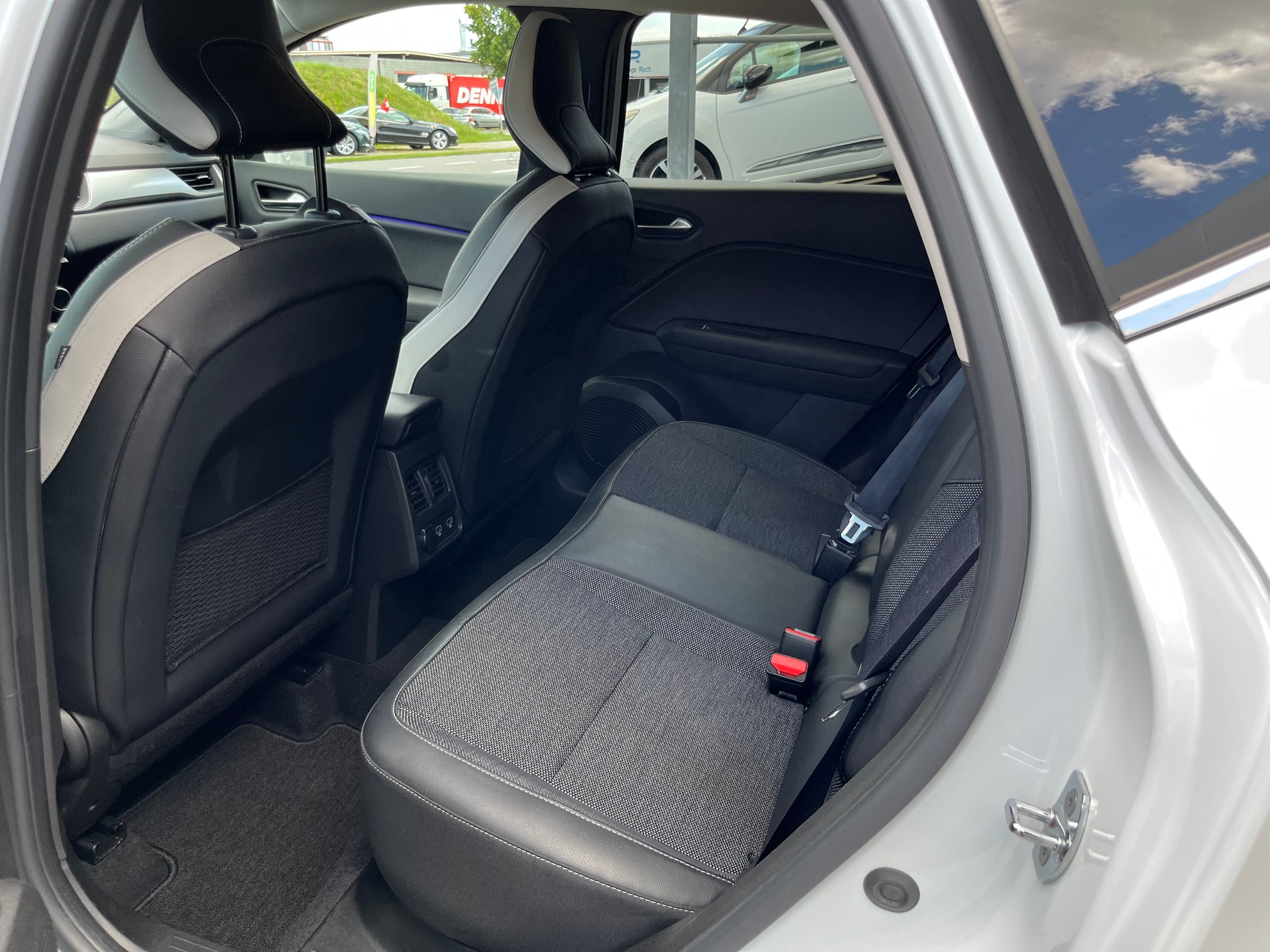 RENAULT Captur 1.3 TCe Techno EDC+++FORTLAUFENDE GARANTIE+++-image-9