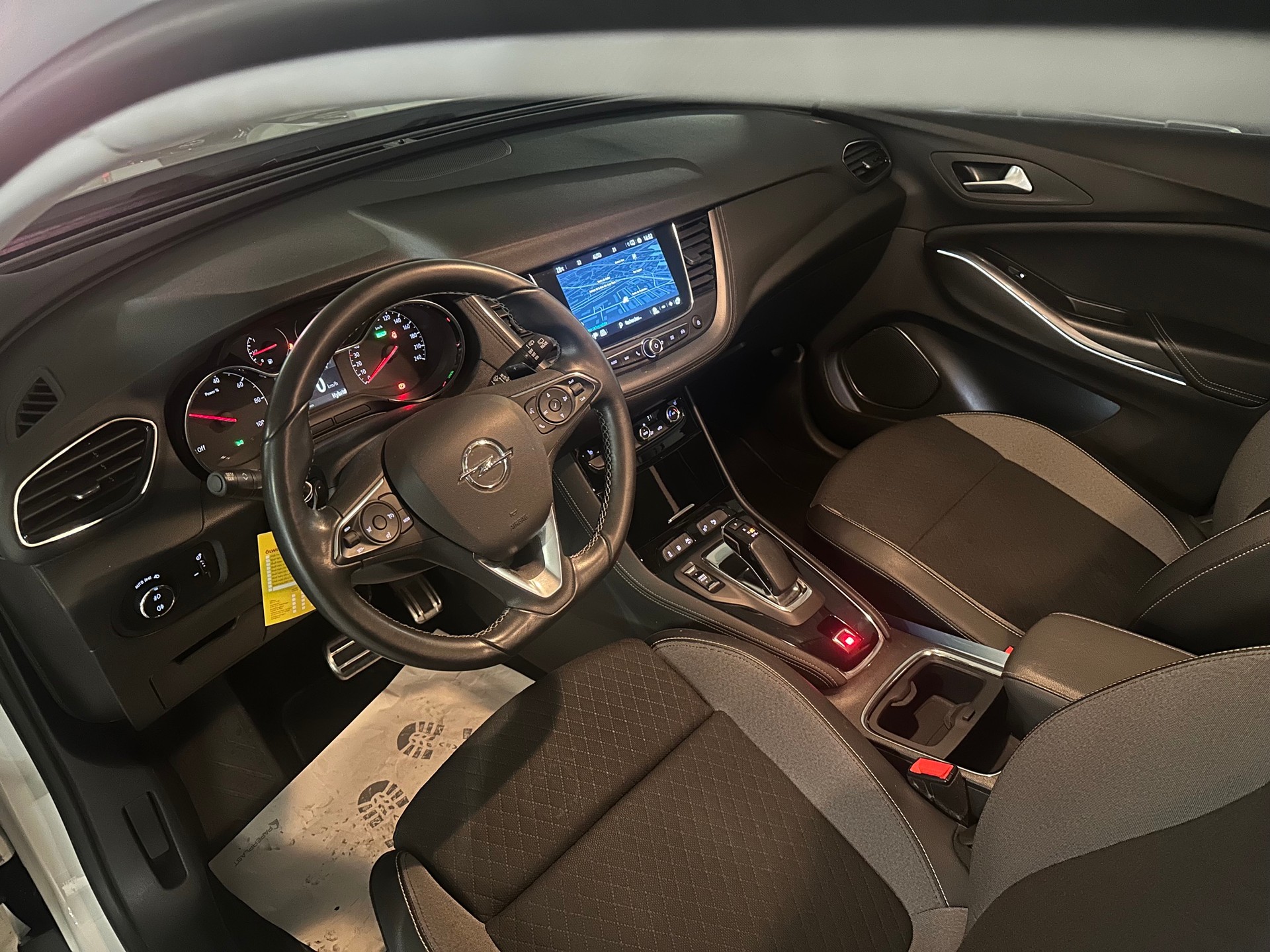 OPEL Grandland X 1.6 Hybrid4 Excellence Automatik-image-8