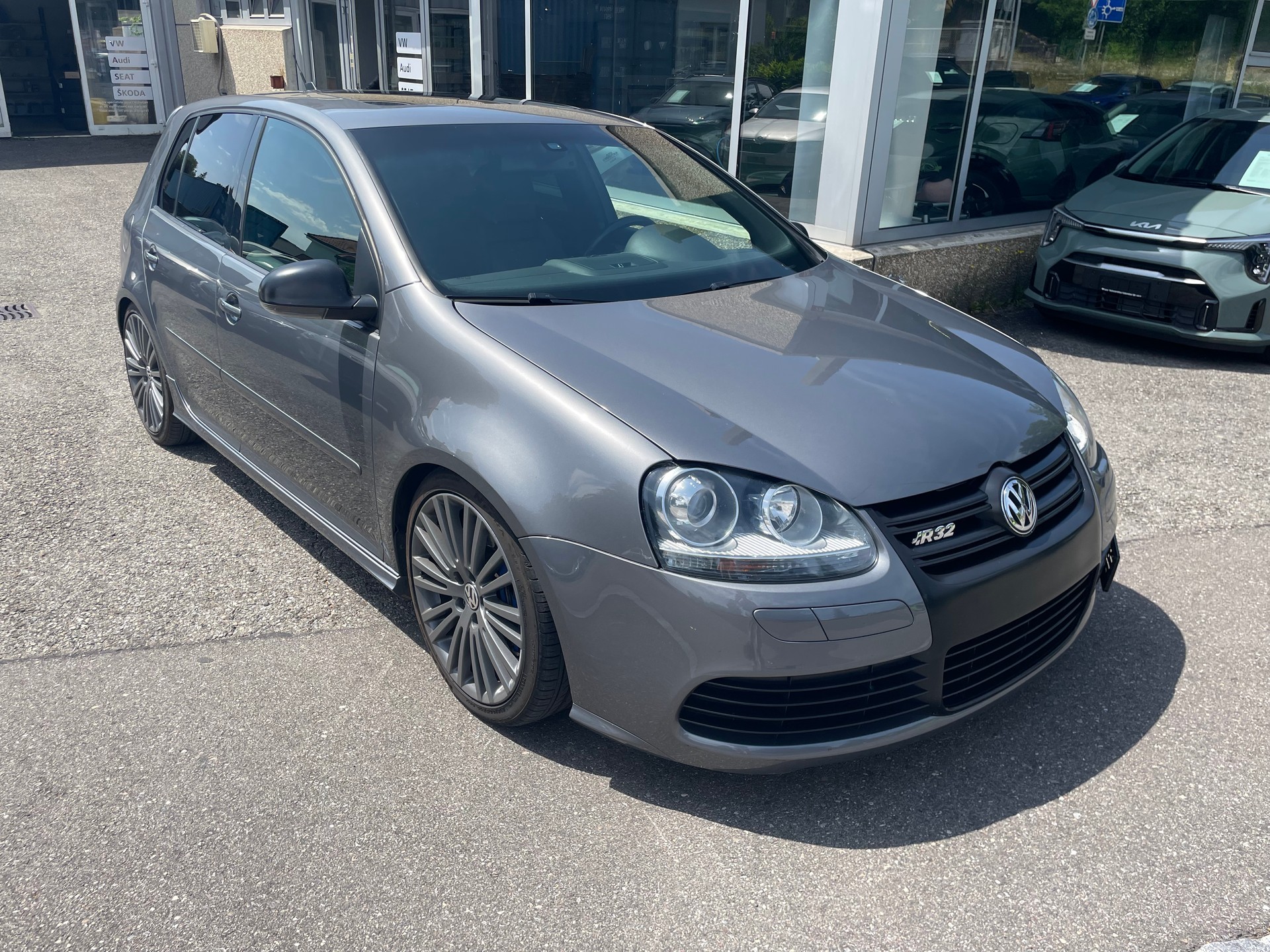 VW Golf R32 4Motion-image-0