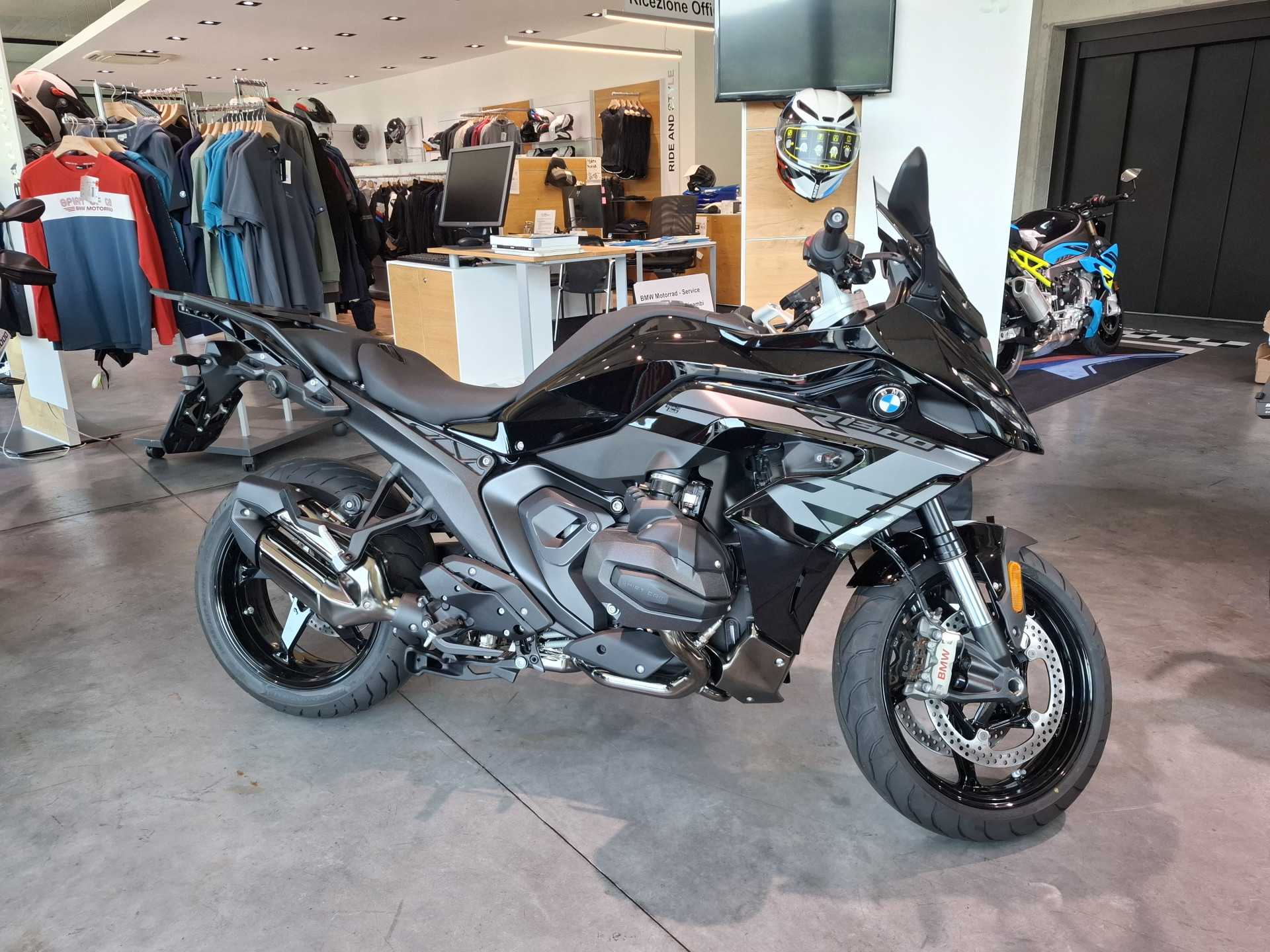 BMW R 1300 RS Triple Black-showroom-element-2
