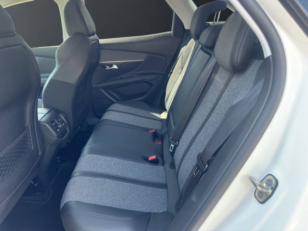 PEUGEOT 3008 1.2 PureTech Allure EAT-image-9