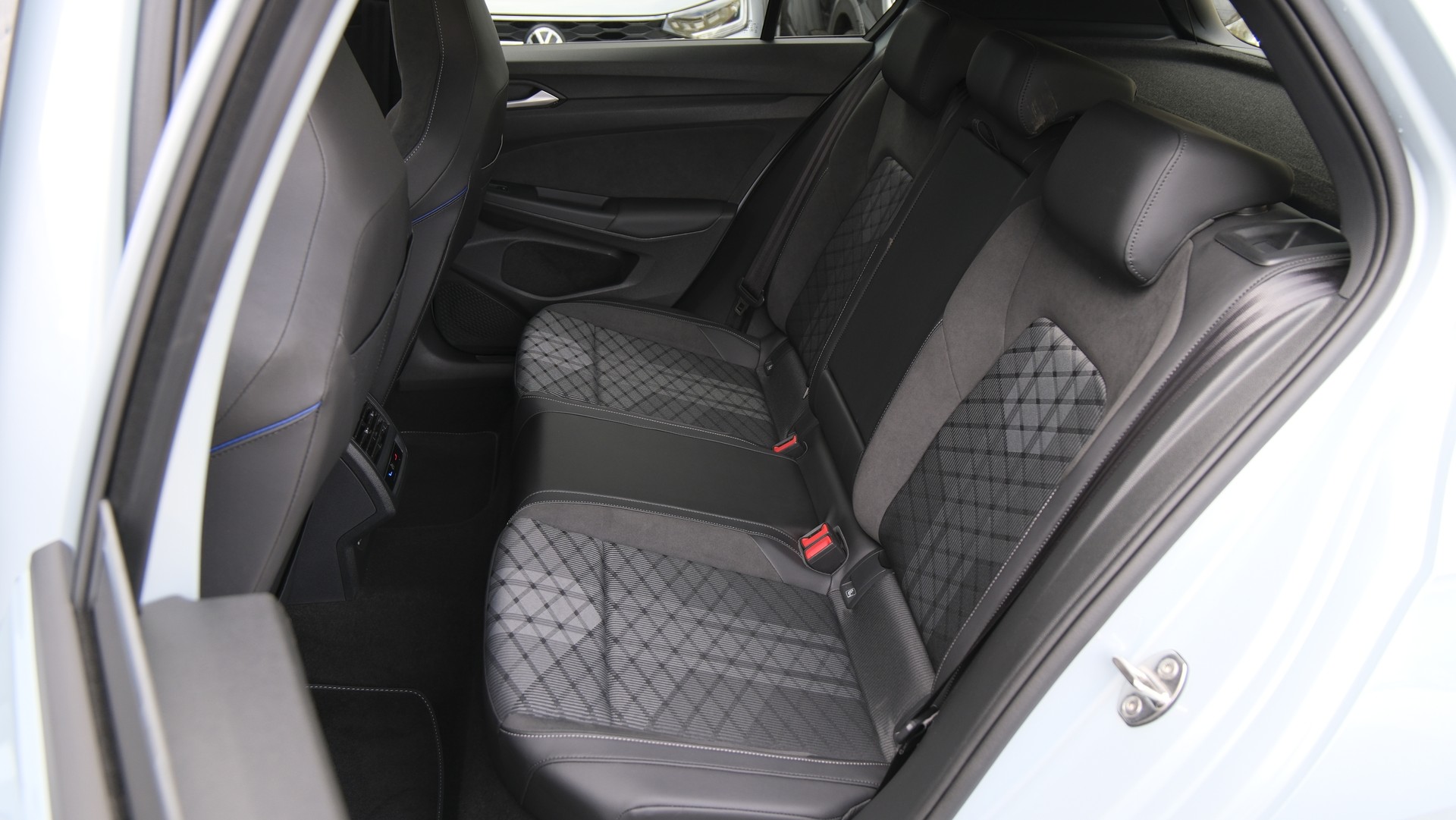 VW Golf 1.5 e TSI mHEV R-Line DSG * Black Style *-image-23