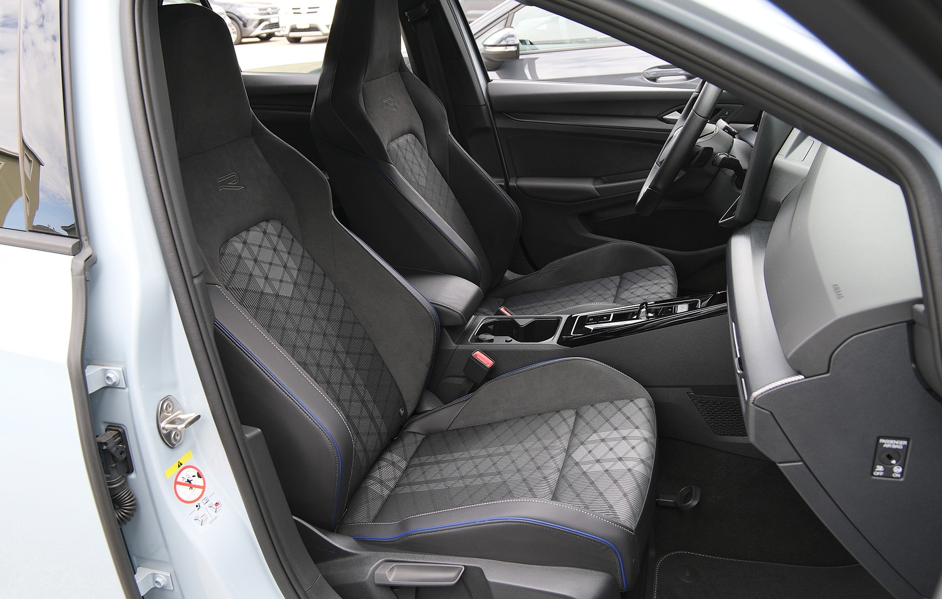 VW Golf 1.5 e TSI mHEV R-Line DSG * Black Style *-image-14