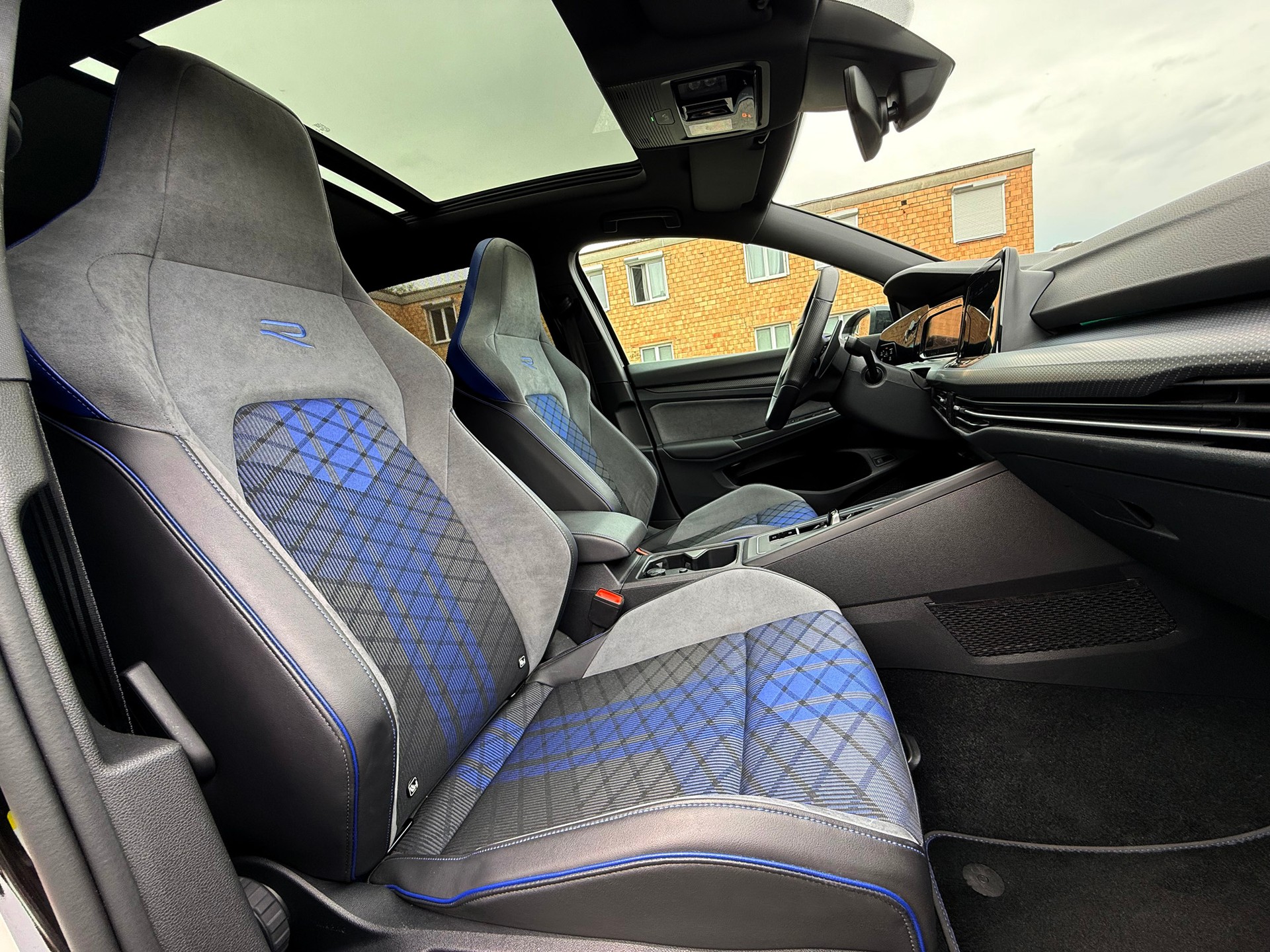 VW Golf Variant 2.0 TSI R DSG 4Motion 320 PS-image-17