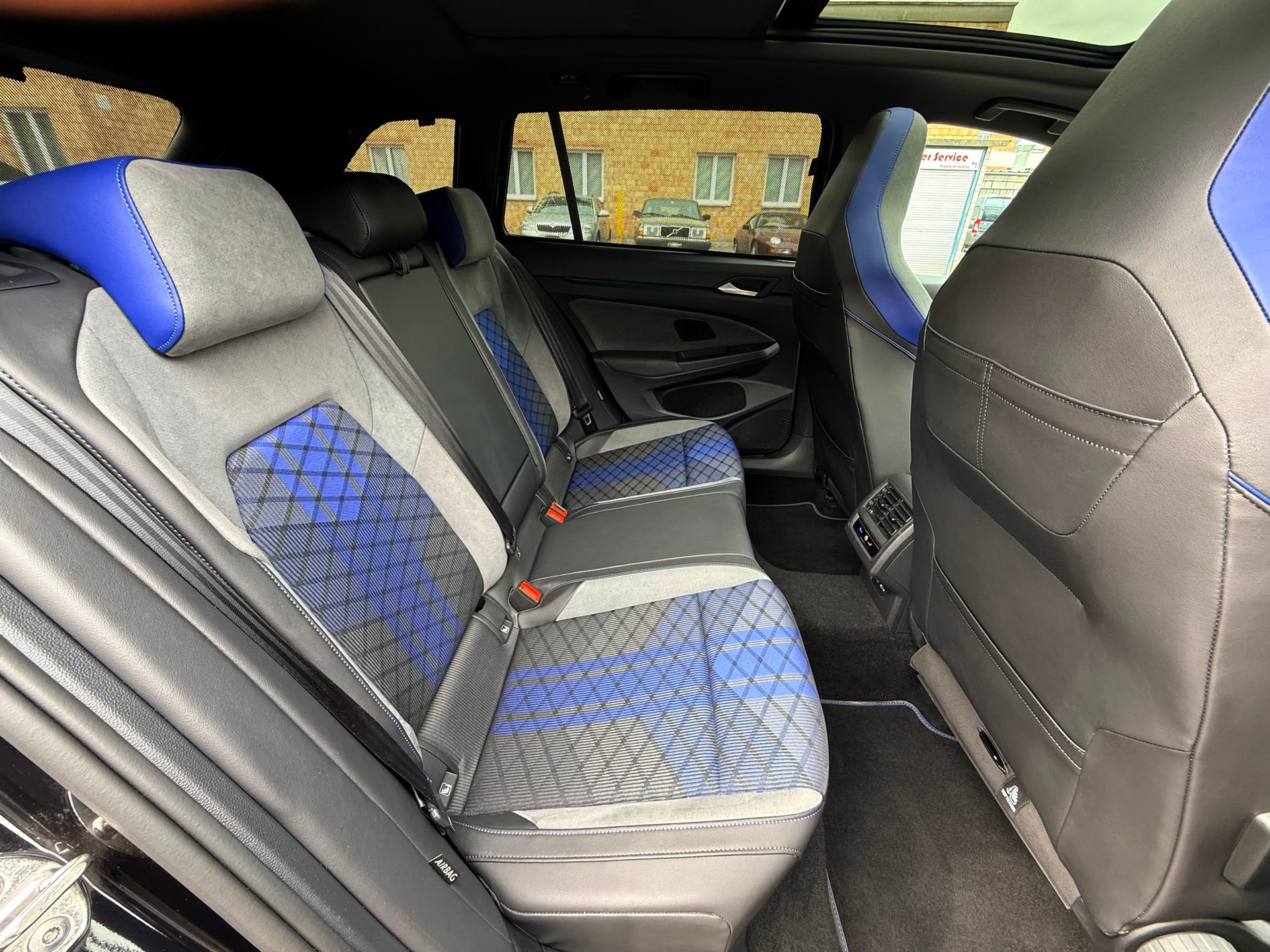 VW Golf Variant 2.0 TSI R DSG 4Motion 320 PS-image-19