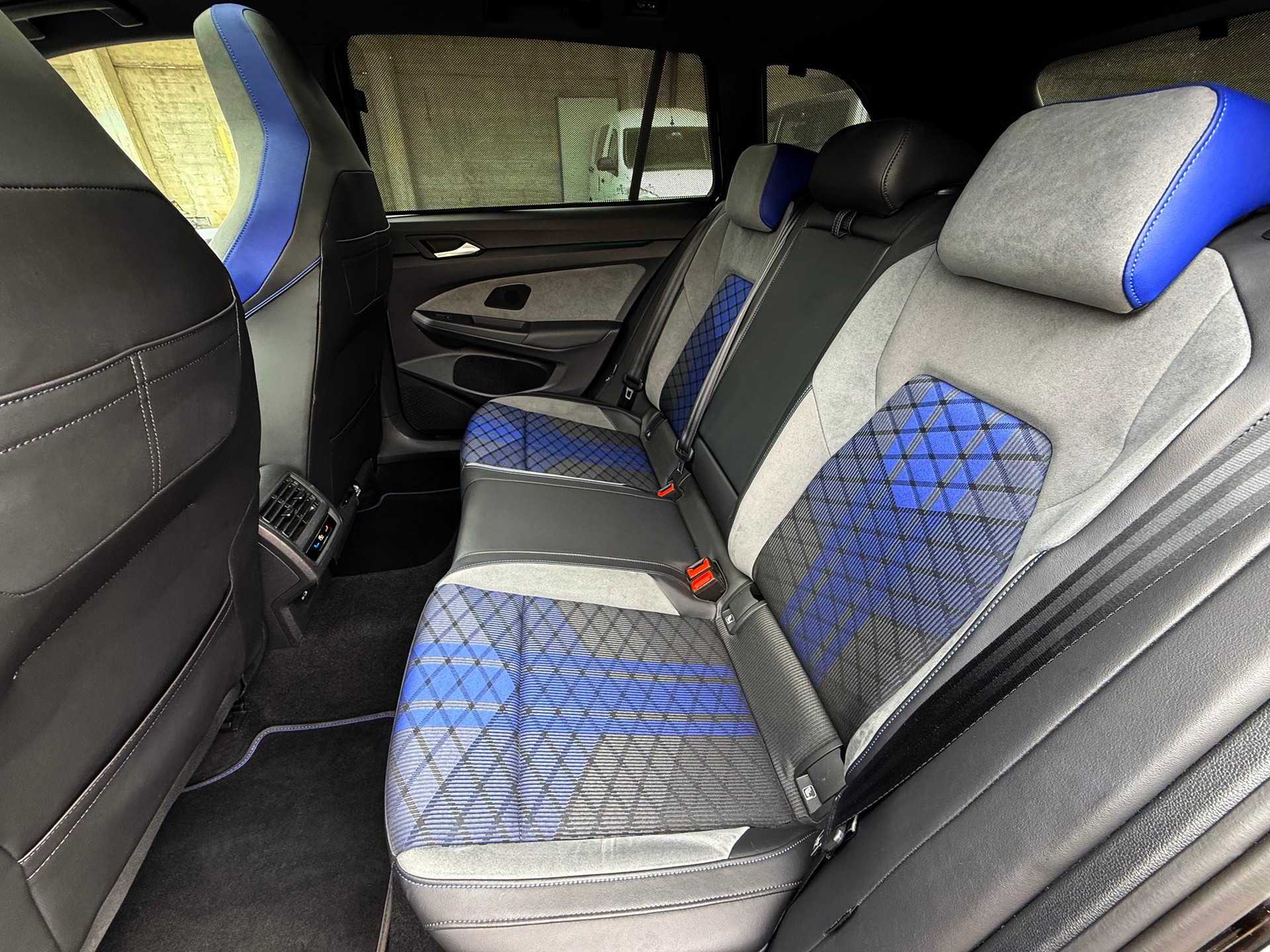 VW Golf Variant 2.0 TSI R DSG 4Motion 320 PS-image-9
