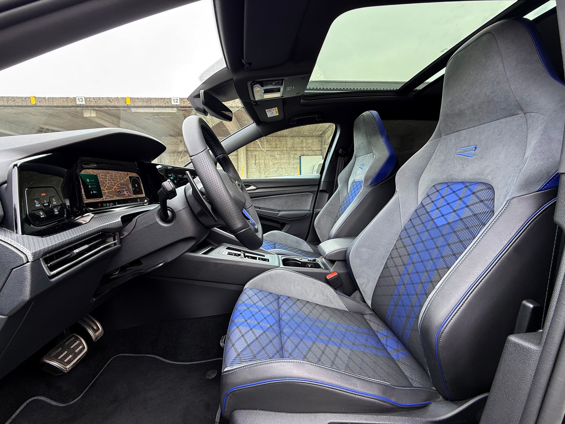VW Golf Variant 2.0 TSI R DSG 4Motion 320 PS-image-5