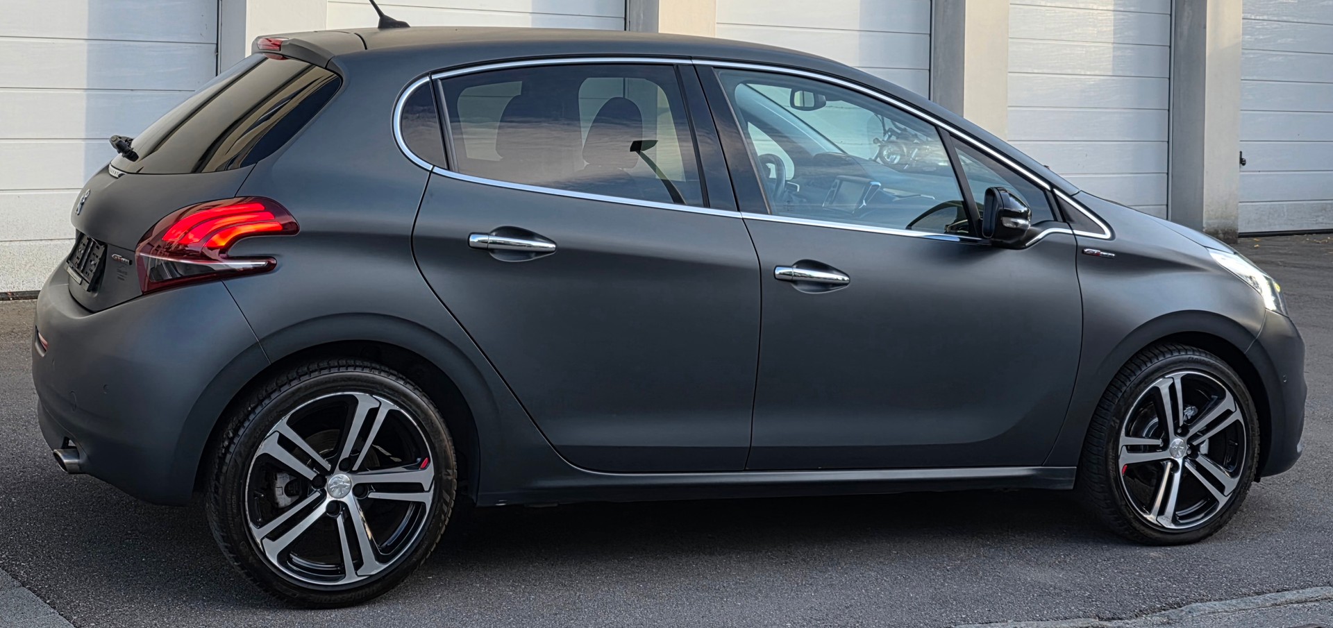PEUGEOT 208 1.2 PureTech GT Line EAT6-image-9