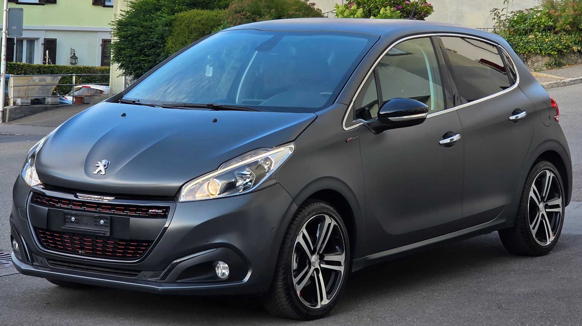 PEUGEOT 208 1.2 PureTech GT Line EAT6-image-0