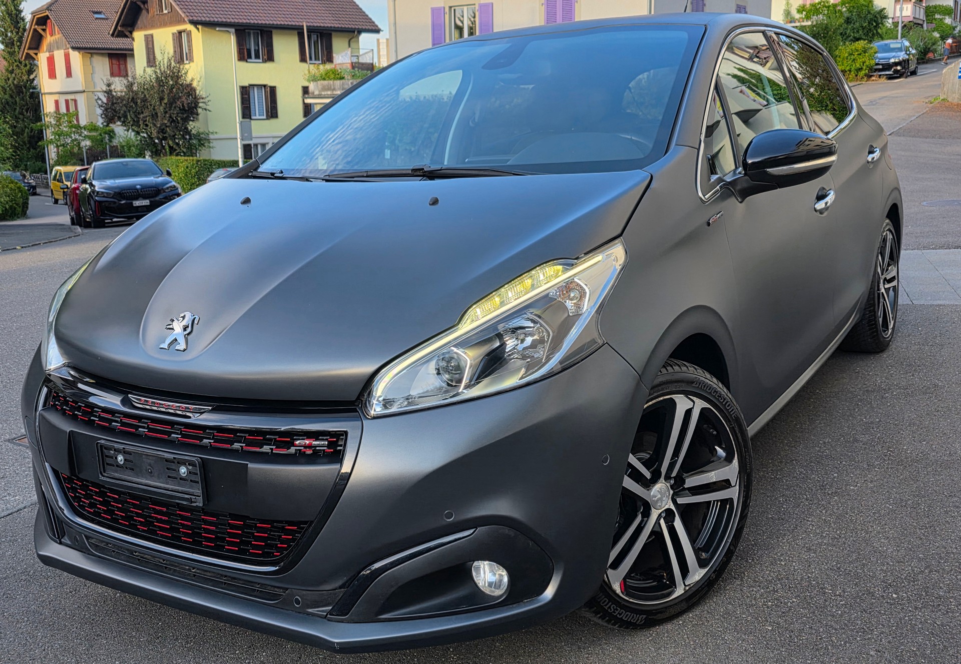 PEUGEOT 208 1.2 PureTech GT Line EAT6-image-1