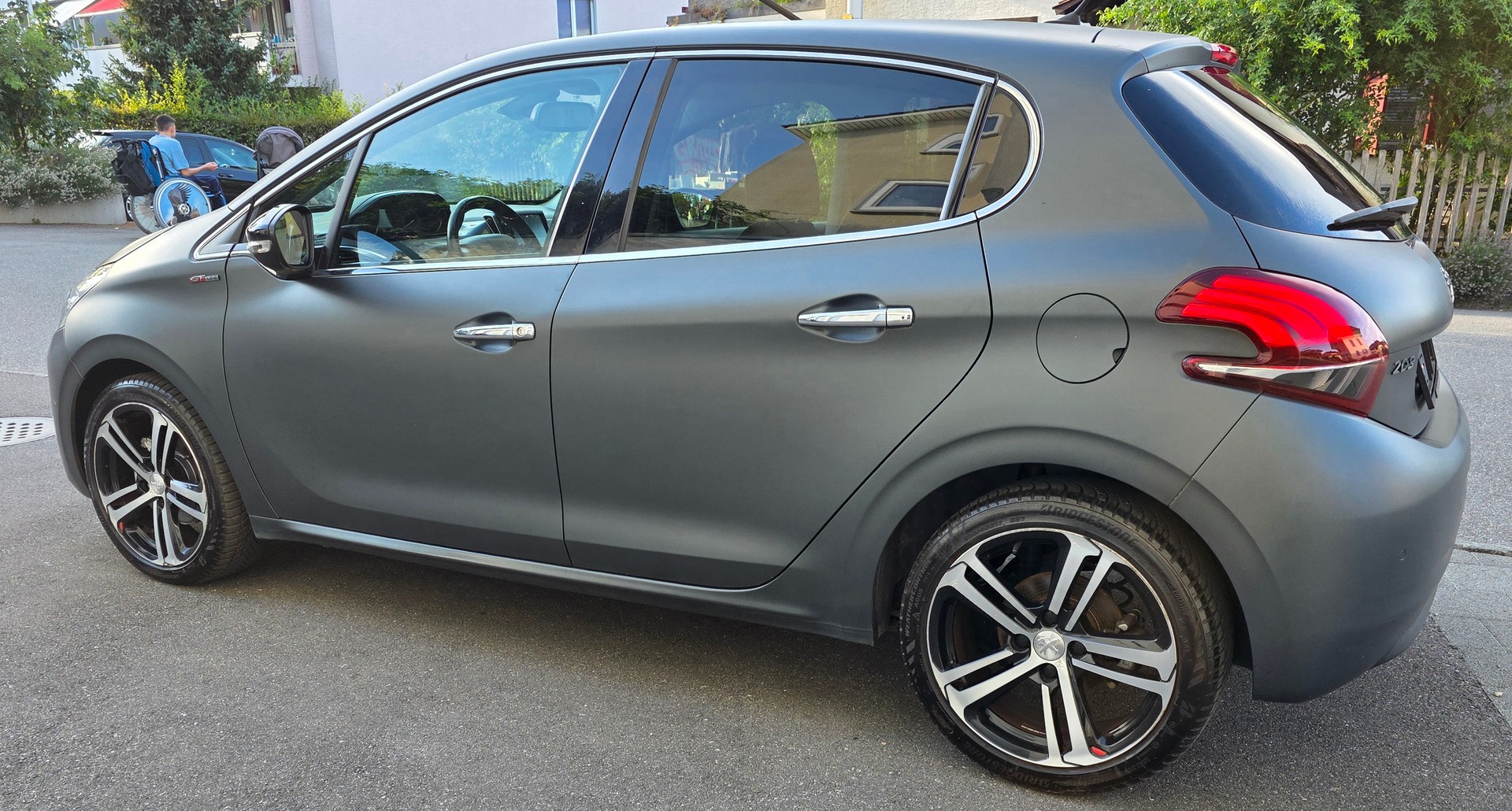 PEUGEOT 208 1.2 PureTech GT Line EAT6-image-3