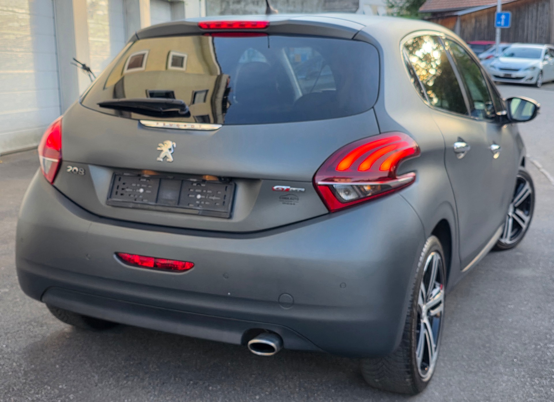 PEUGEOT 208 1.2 PureTech GT Line EAT6-image-8