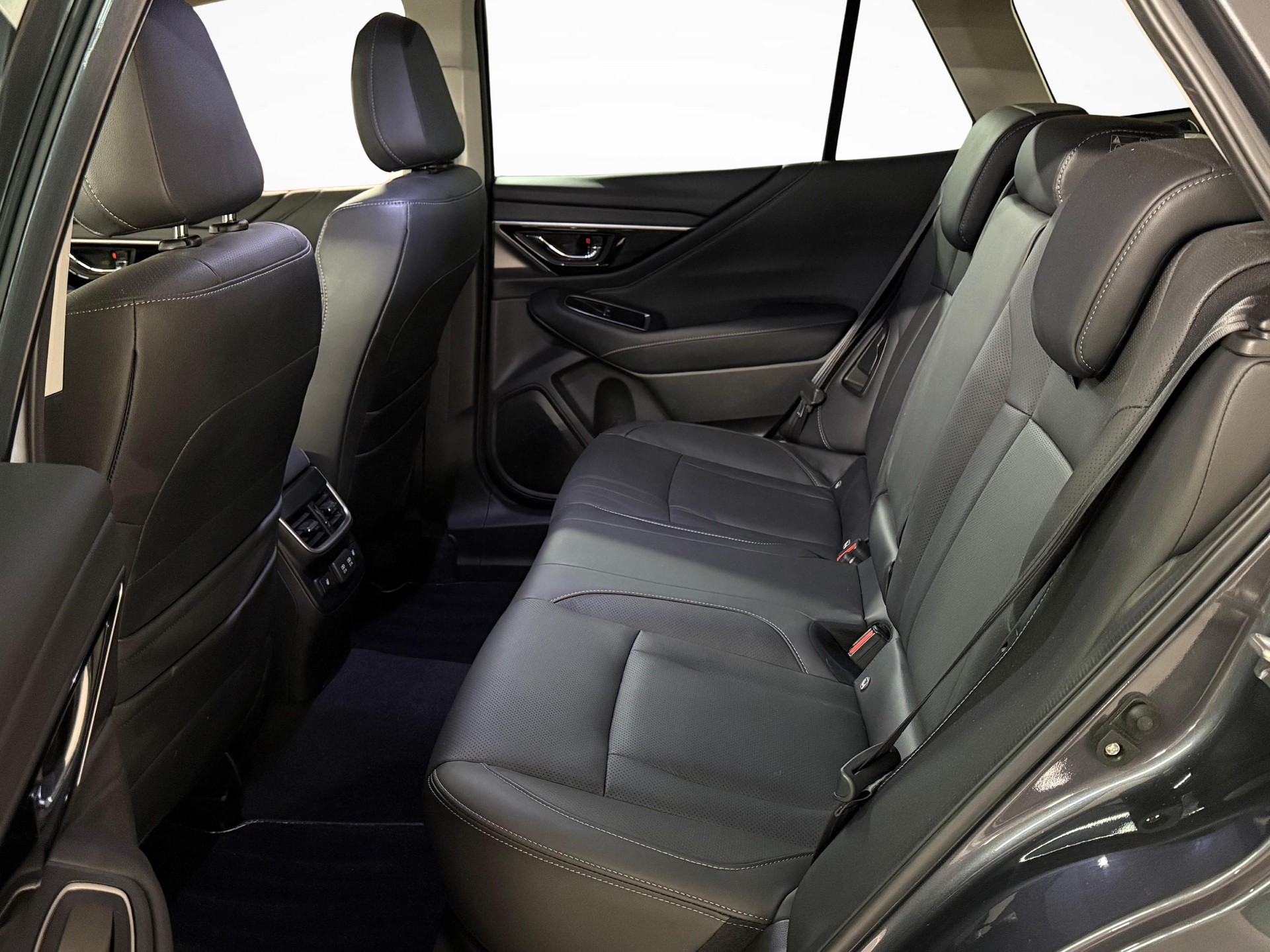 SUBARU Outback 2.5i Luxury-image-11