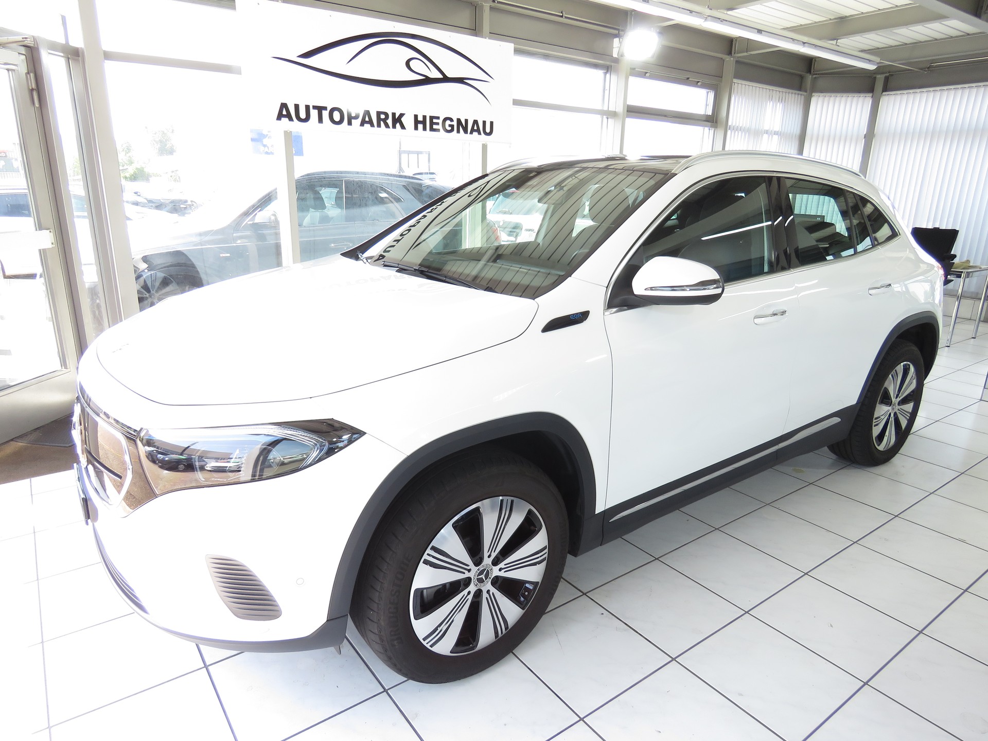 MERCEDES-BENZ EQA 300 4-Matic (Automat)-image-0