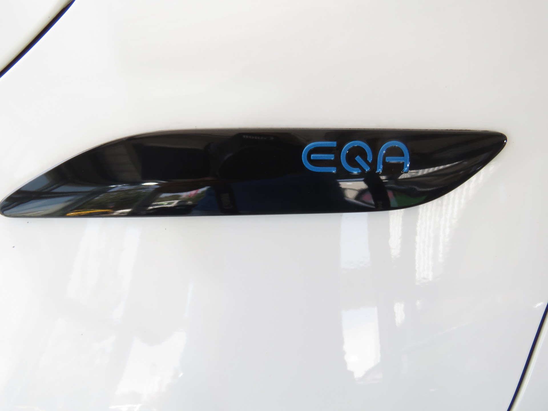 MERCEDES-BENZ EQA 300 4-Matic (Automat)-image-3