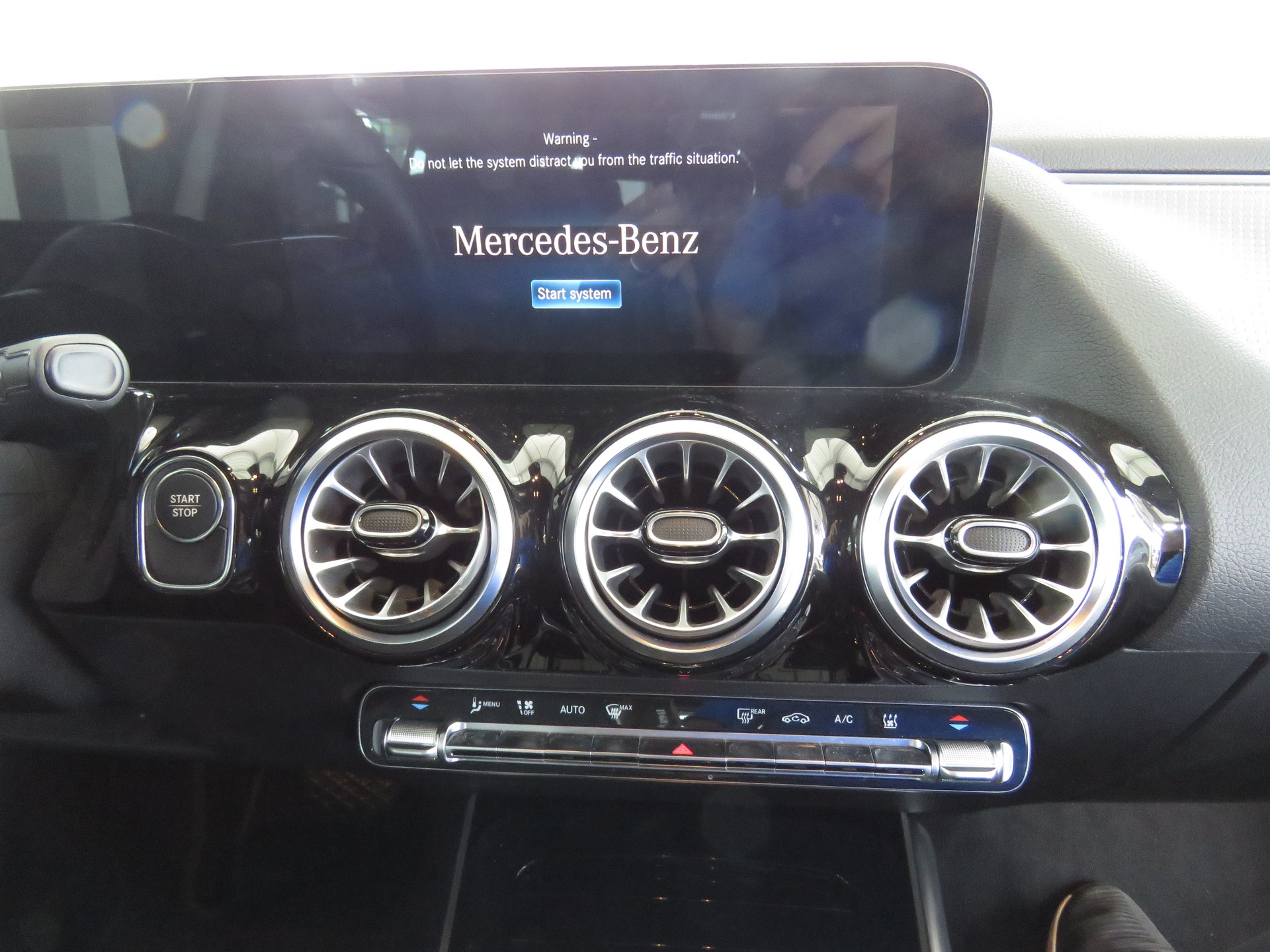 MERCEDES-BENZ EQA 300 4-Matic (Automat)-image-18