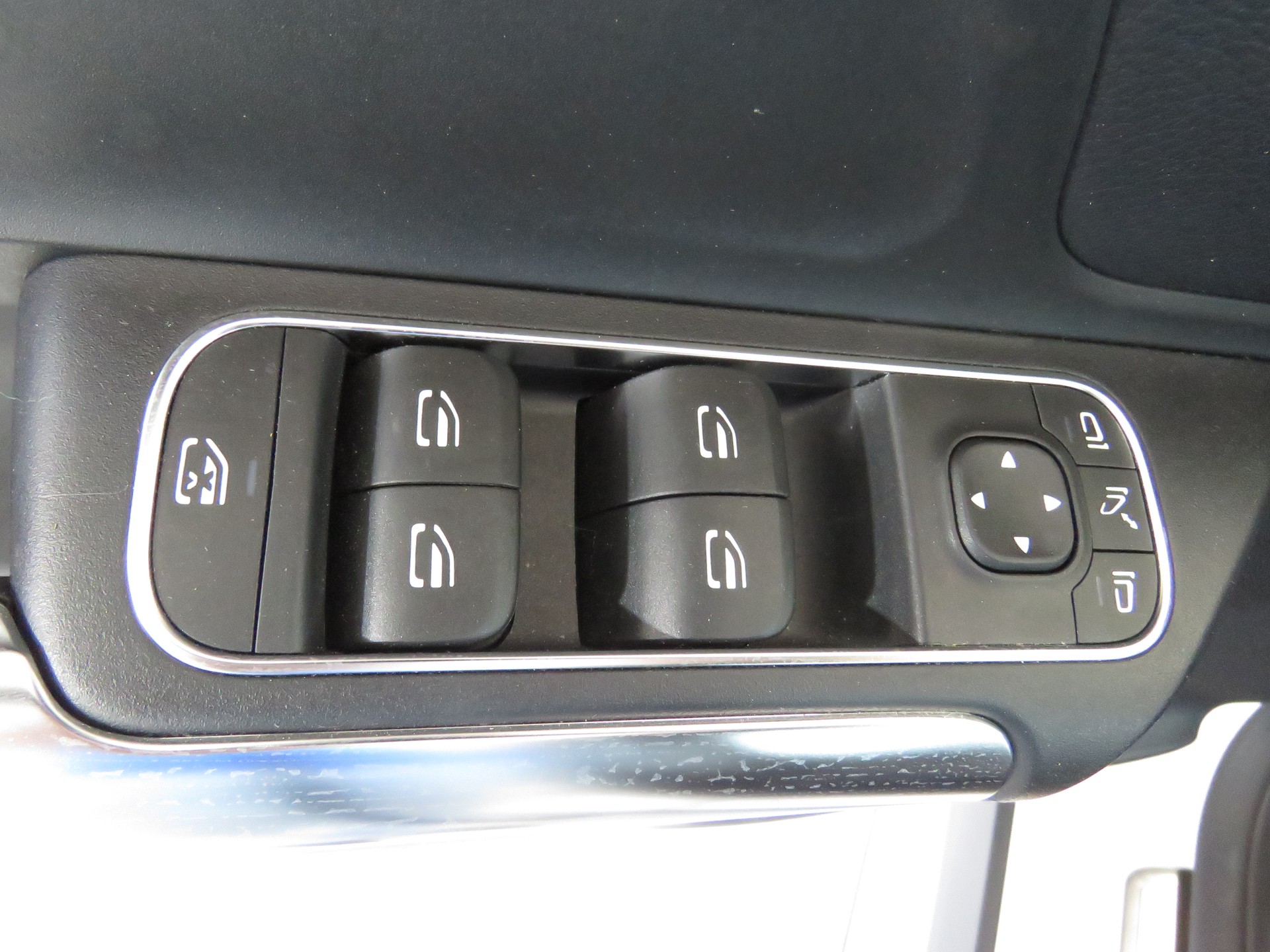 MERCEDES-BENZ EQA 300 4-Matic (Automat)-image-9