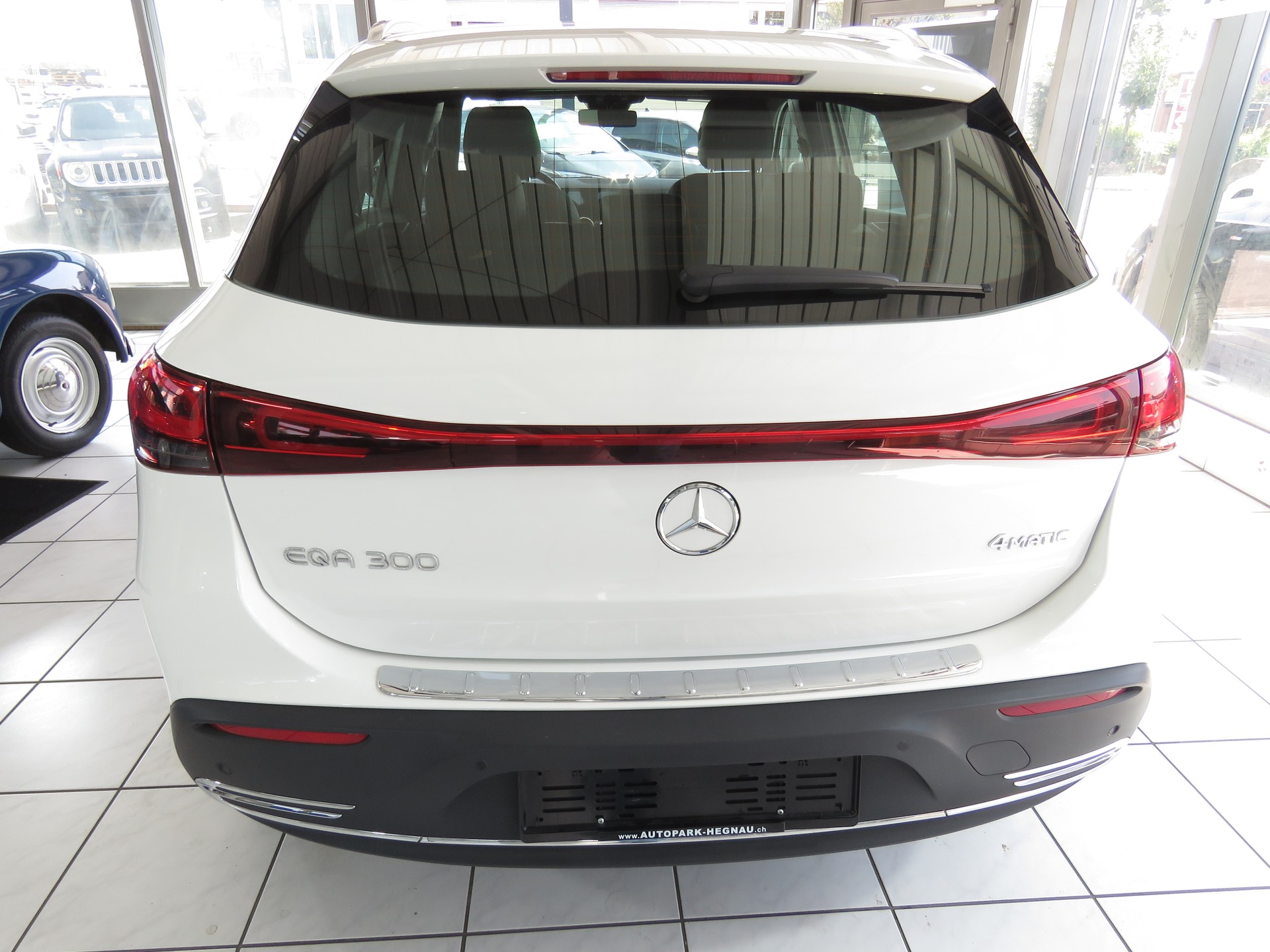 MERCEDES-BENZ EQA 300 4-Matic (Automat)-image-7
