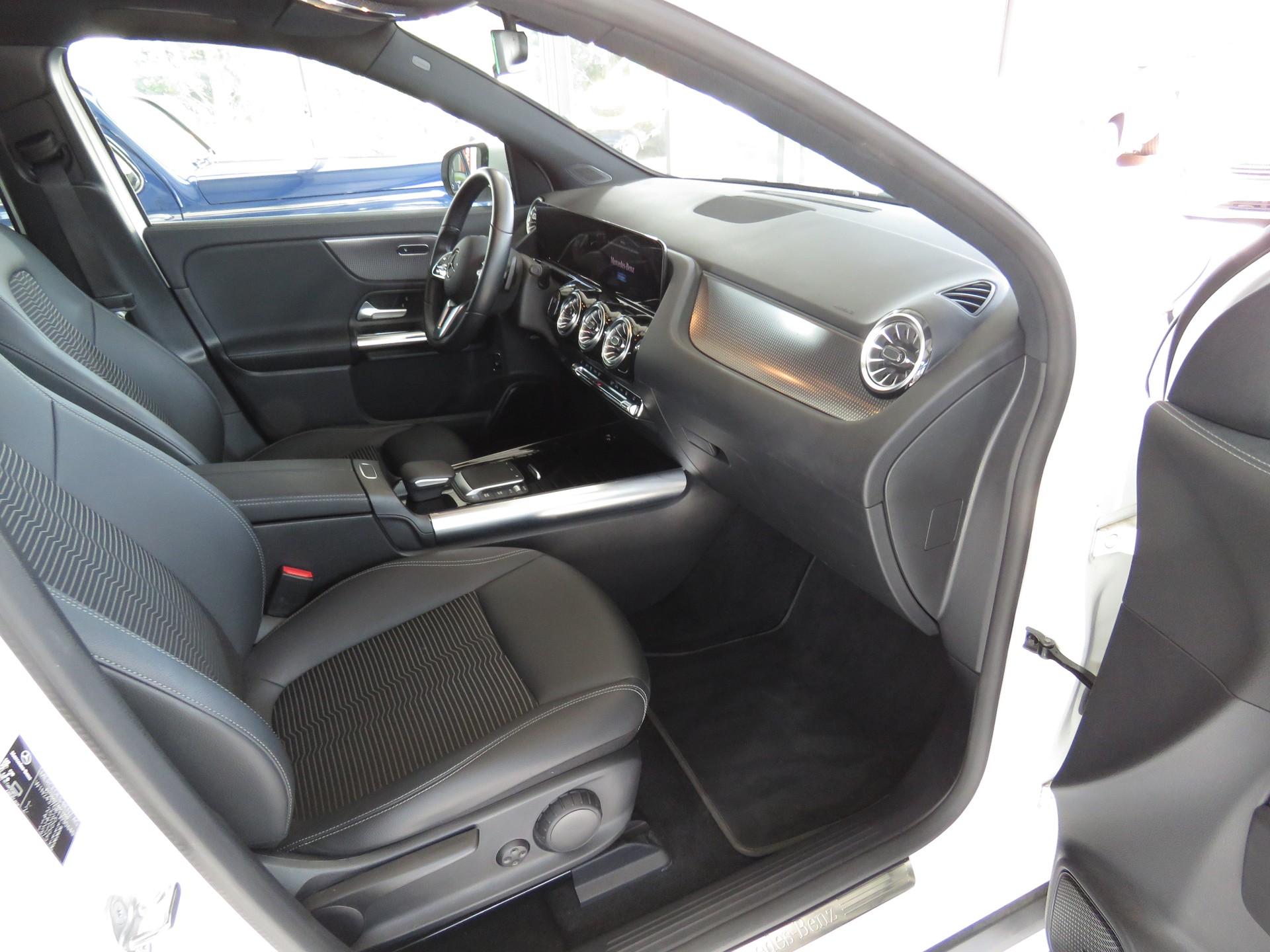 MERCEDES-BENZ EQA 300 4-Matic (Automat)-image-16