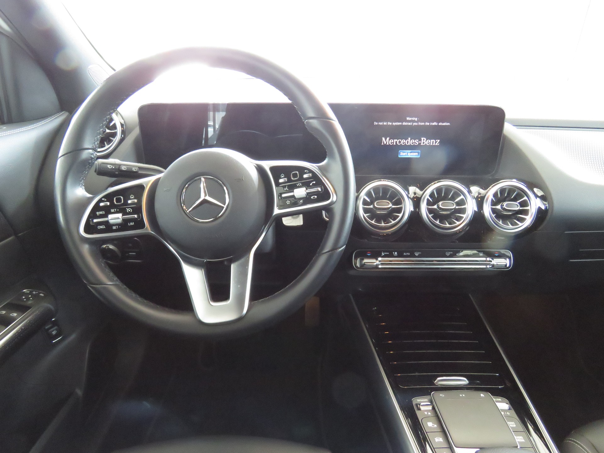 MERCEDES-BENZ EQA 300 4-Matic (Automat)-image-22