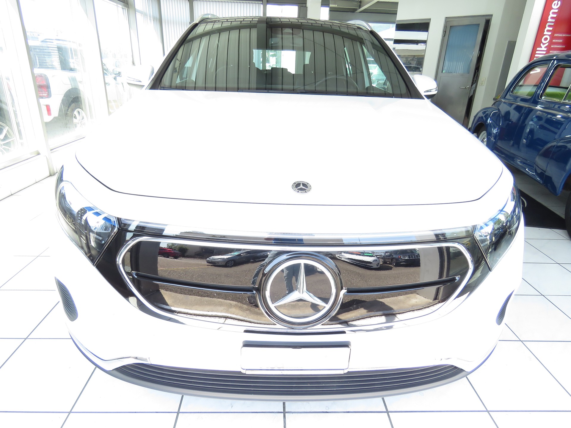 MERCEDES-BENZ EQA 300 4-Matic (Automat)-image-1