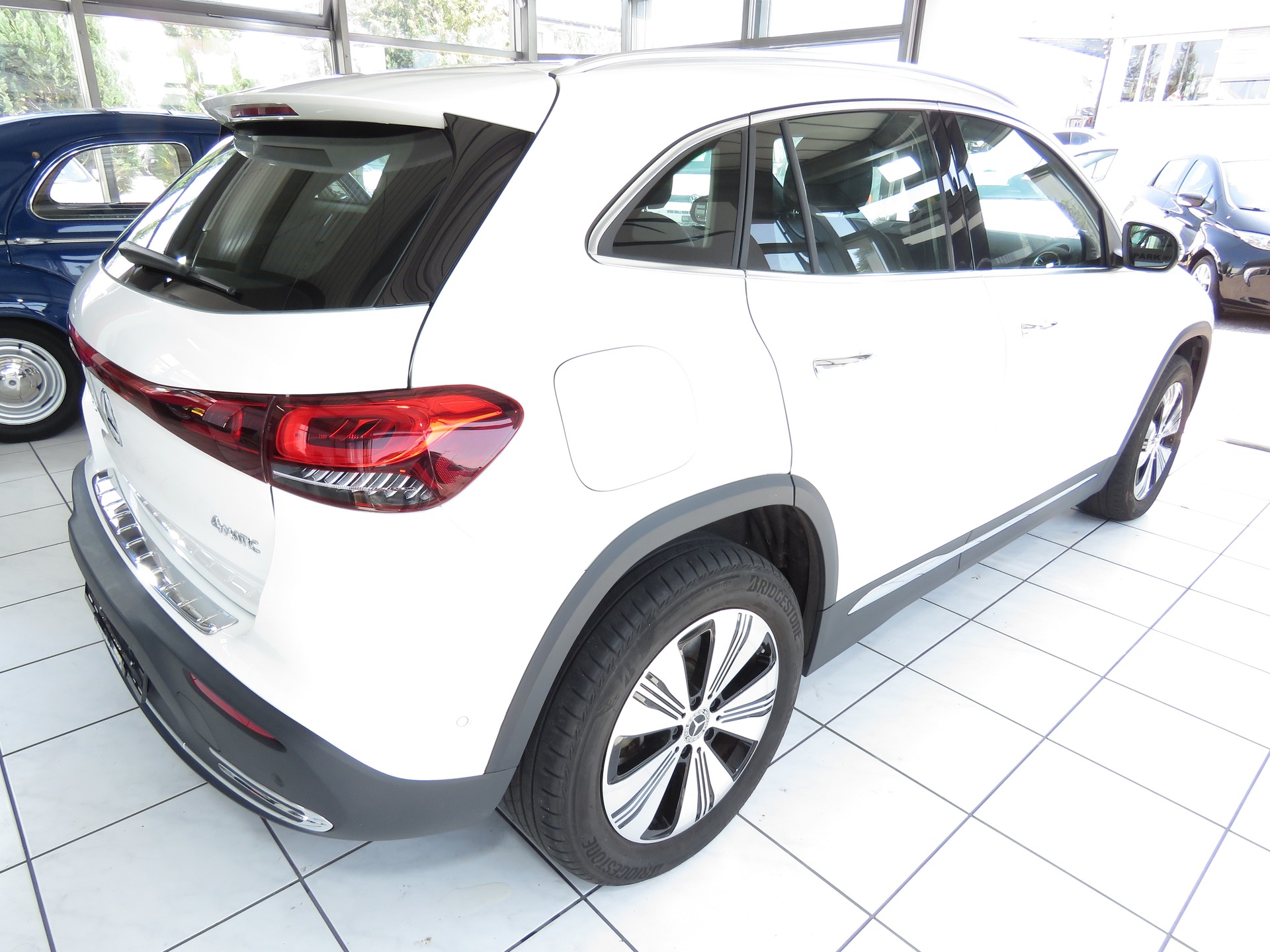 MERCEDES-BENZ EQA 300 4-Matic (Automat)-image-6