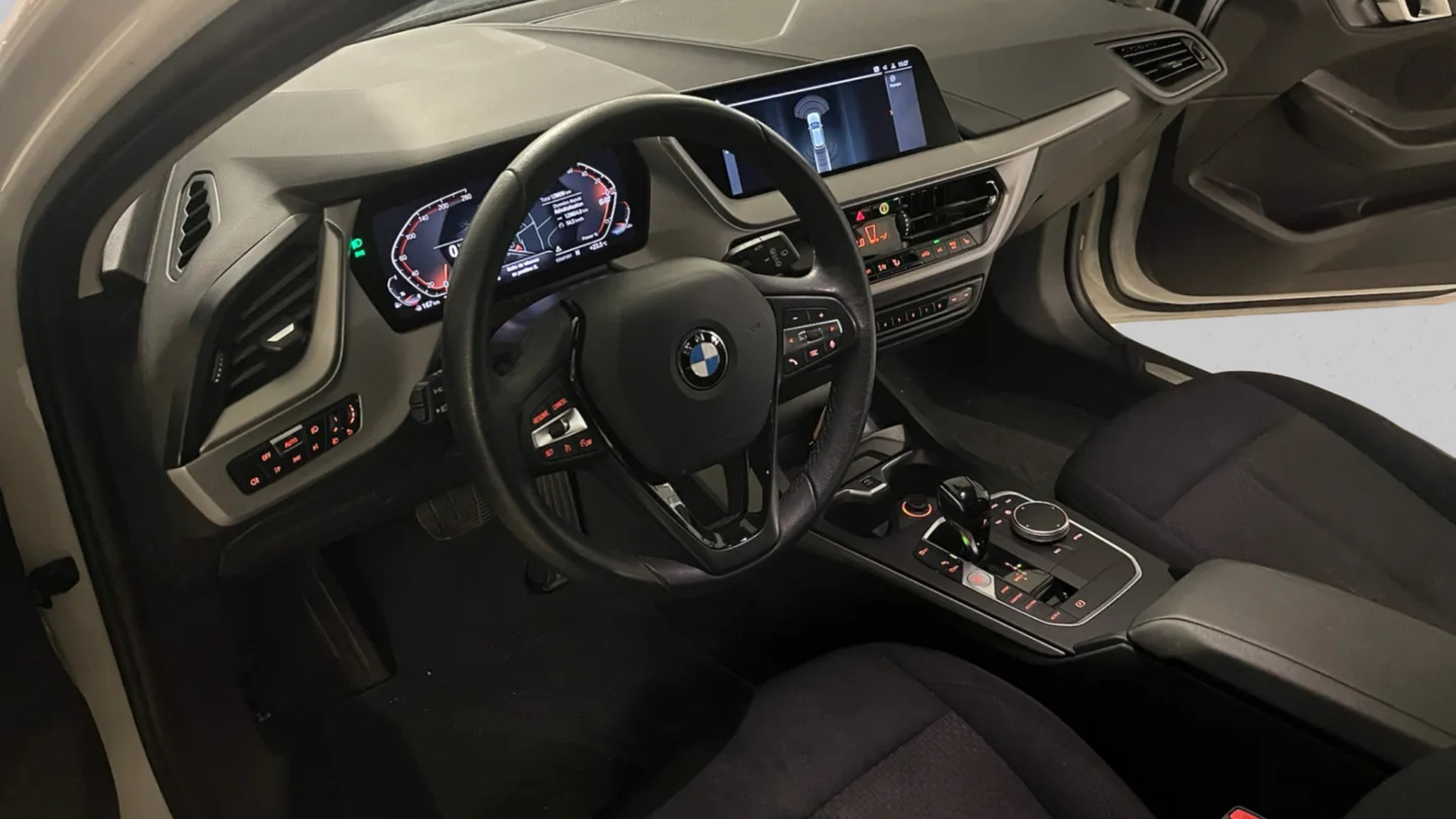 BMW 118i Essential Edition Steptronic-image-9