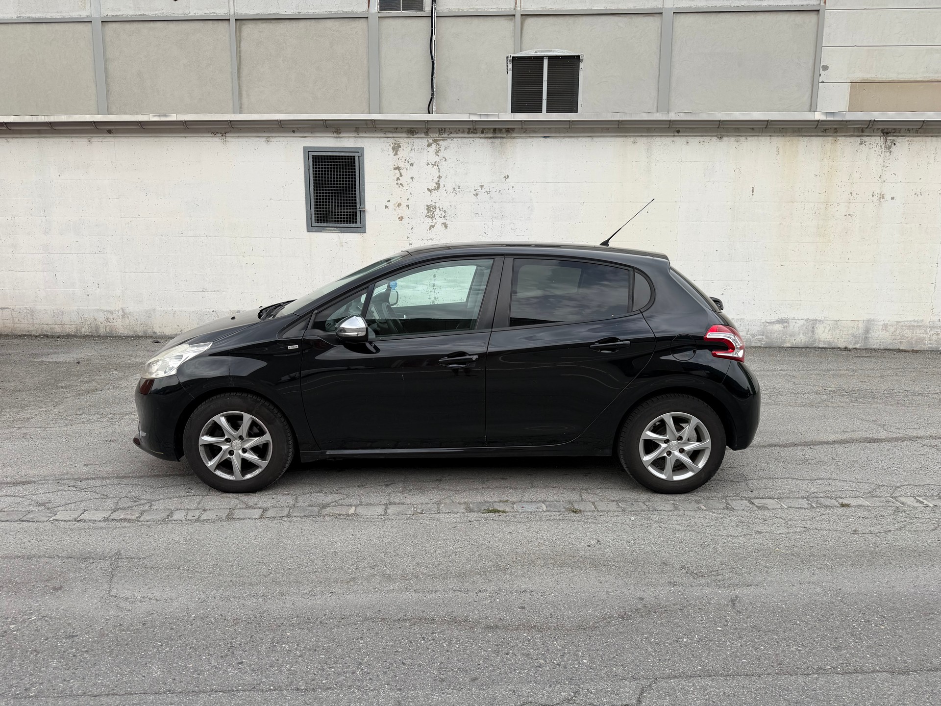 PEUGEOT 208 1.2 VTI Active-image-2