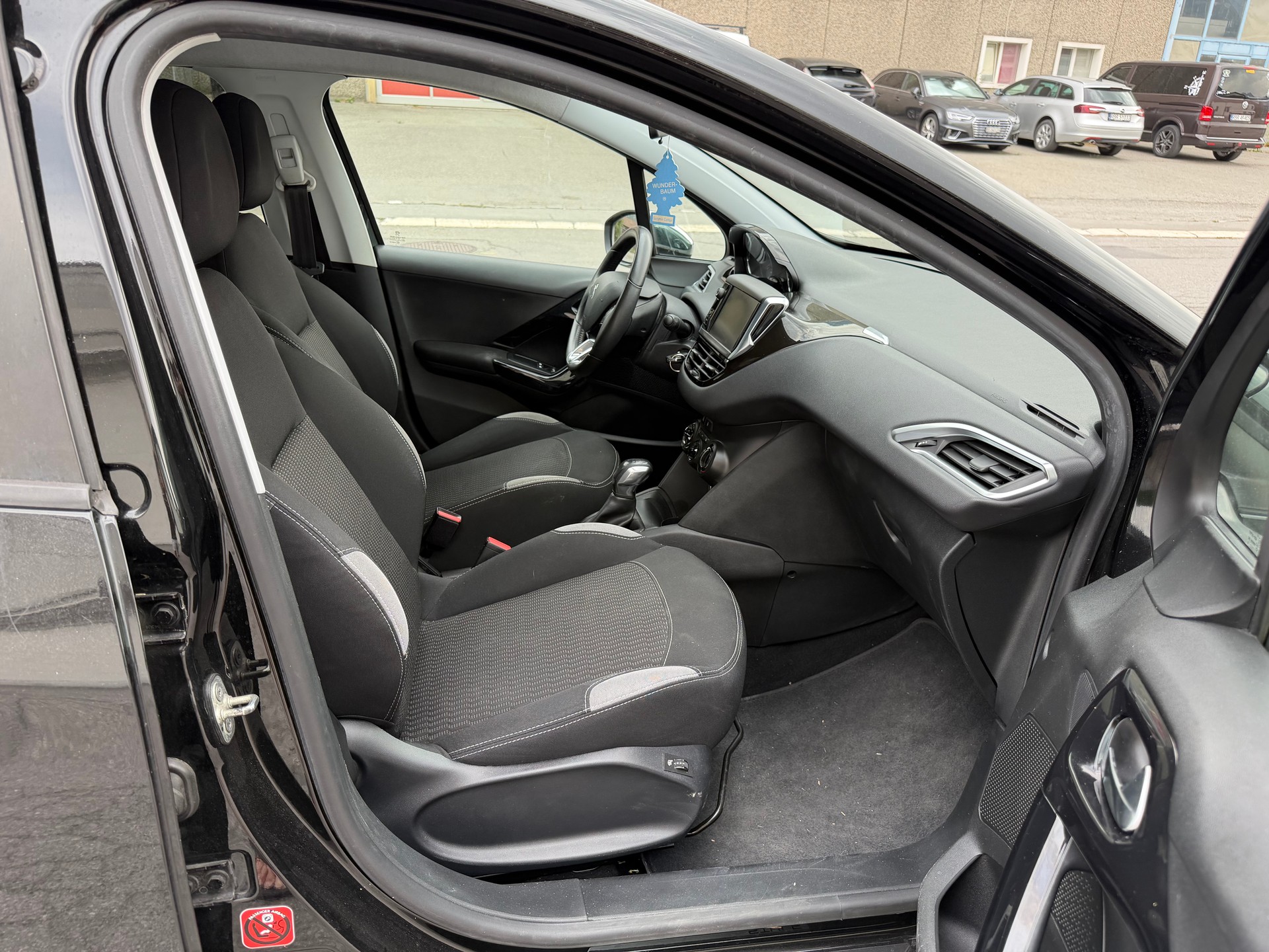 PEUGEOT 208 1.2 VTI Active-image-6