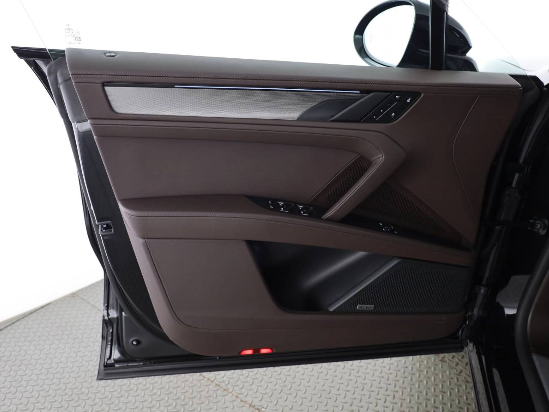 PORSCHE Cayenne S Electric-image-31