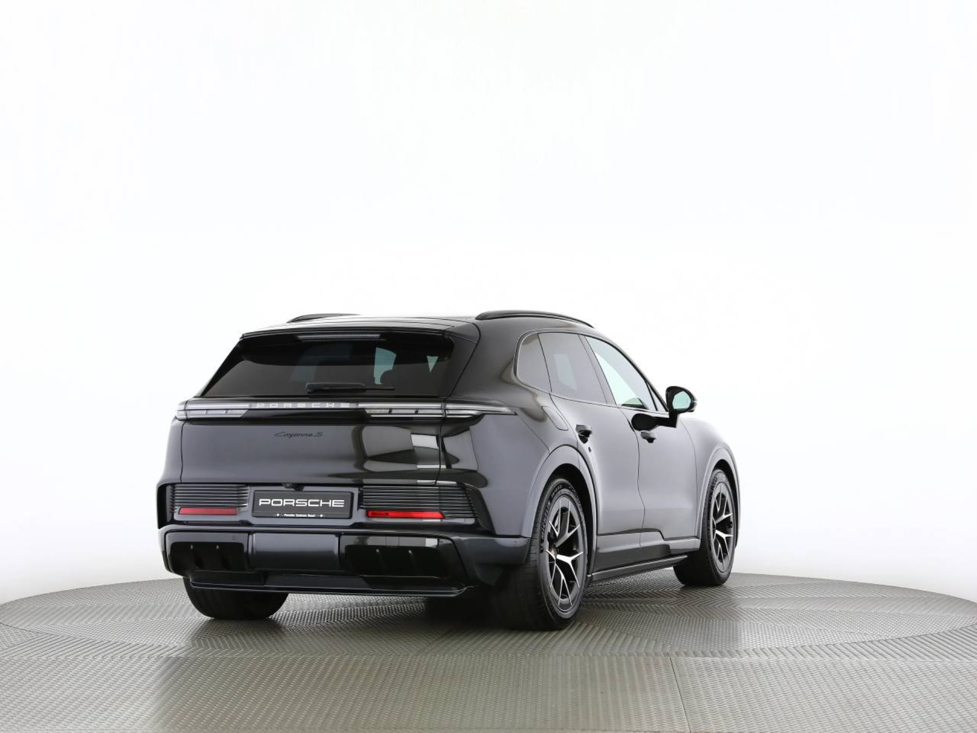 PORSCHE Cayenne S Electric-image-18