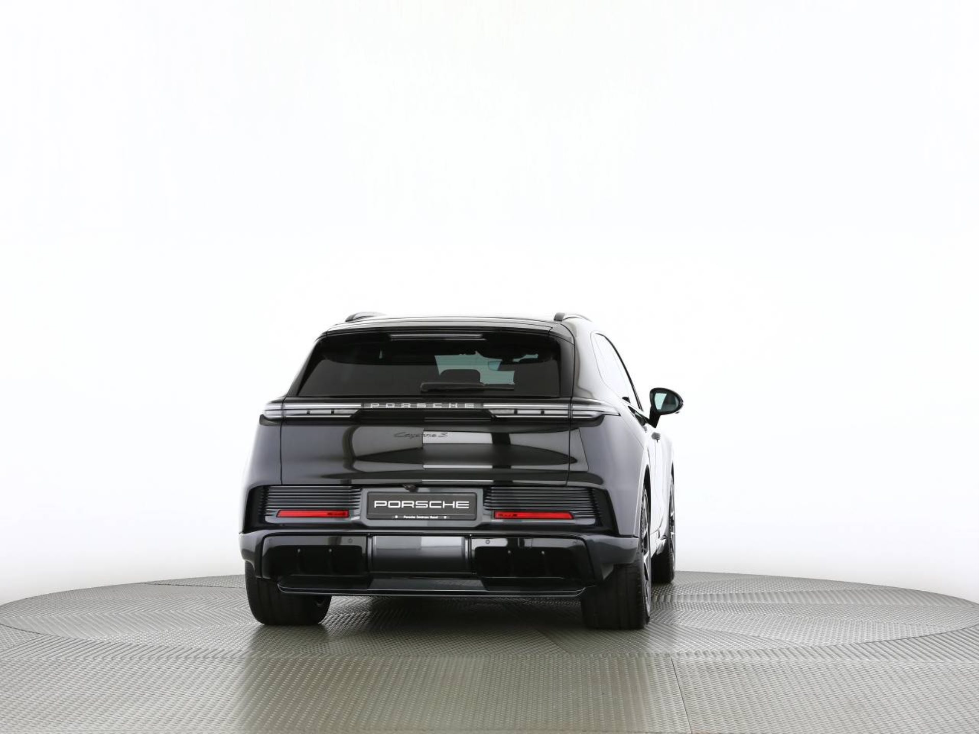 PORSCHE Cayenne S Electric-image-17