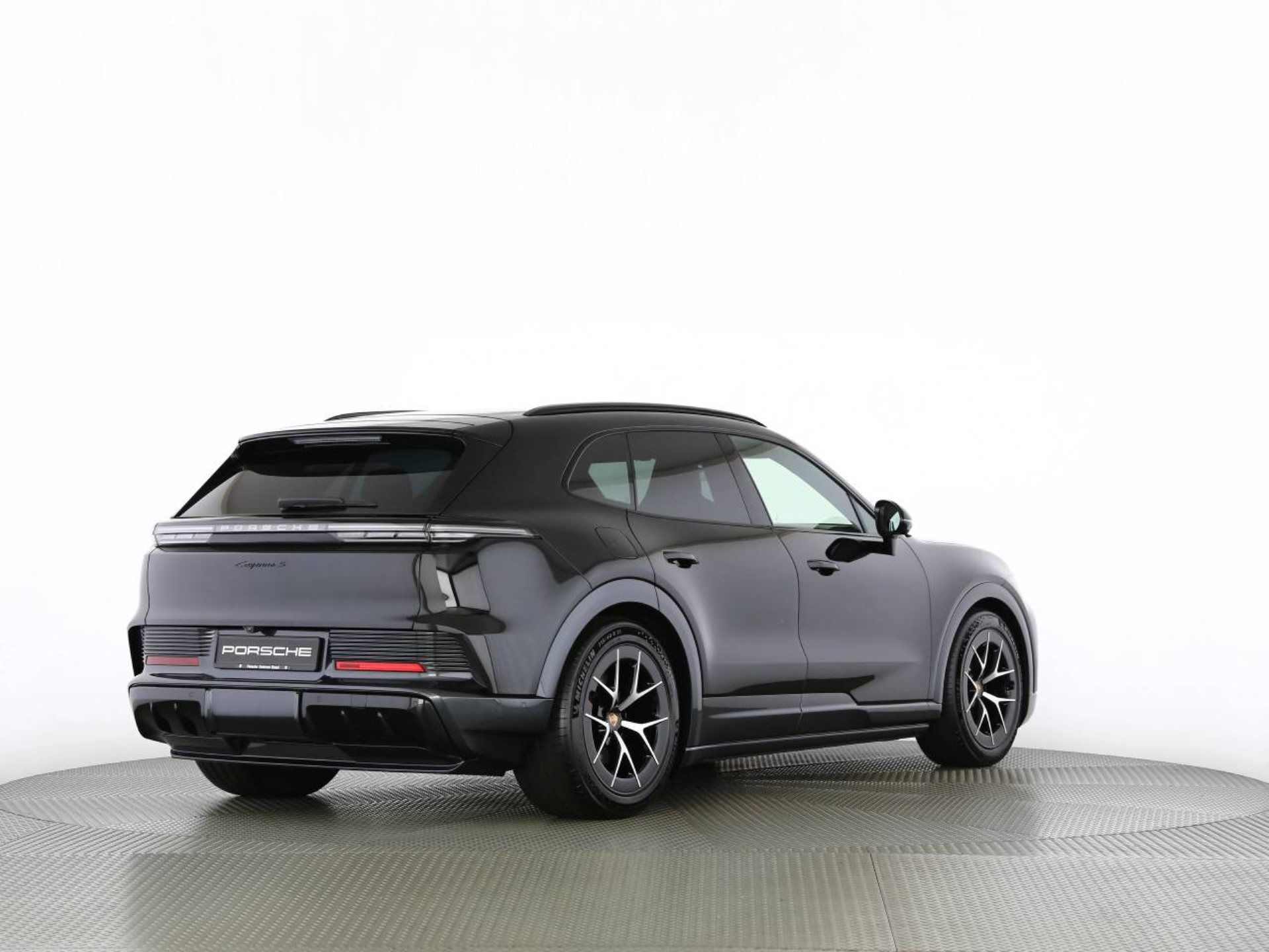 PORSCHE Cayenne S Electric-image-19