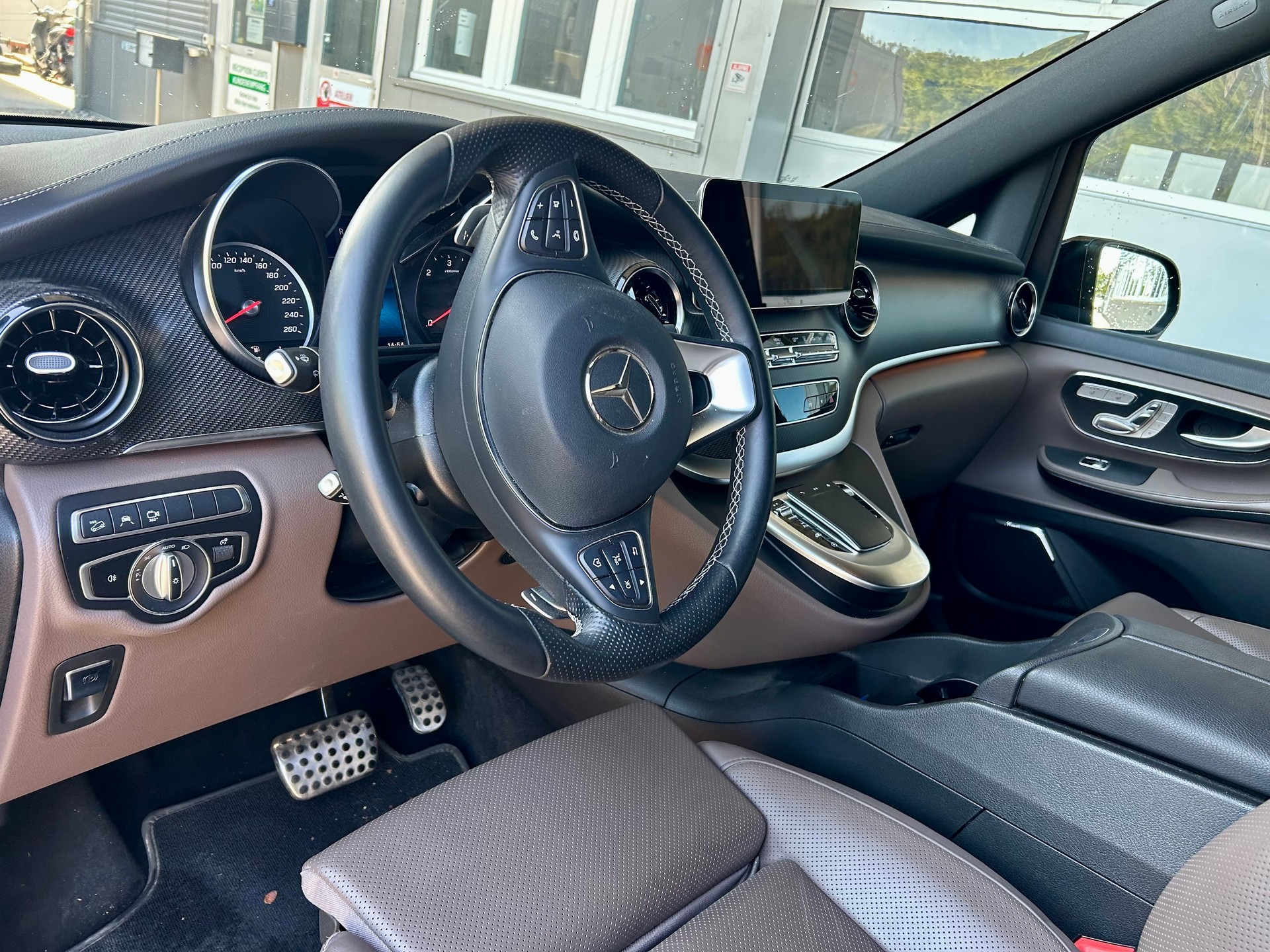 MERCEDES-BENZ V 300 d AMG Swiss Ed. kurz-image-3