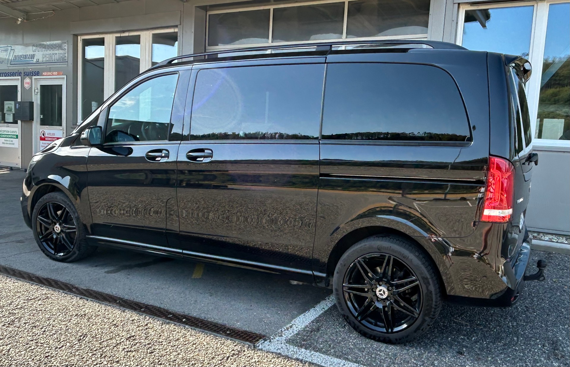 MERCEDES-BENZ V 300 d AMG Swiss Ed. kurz-image-4