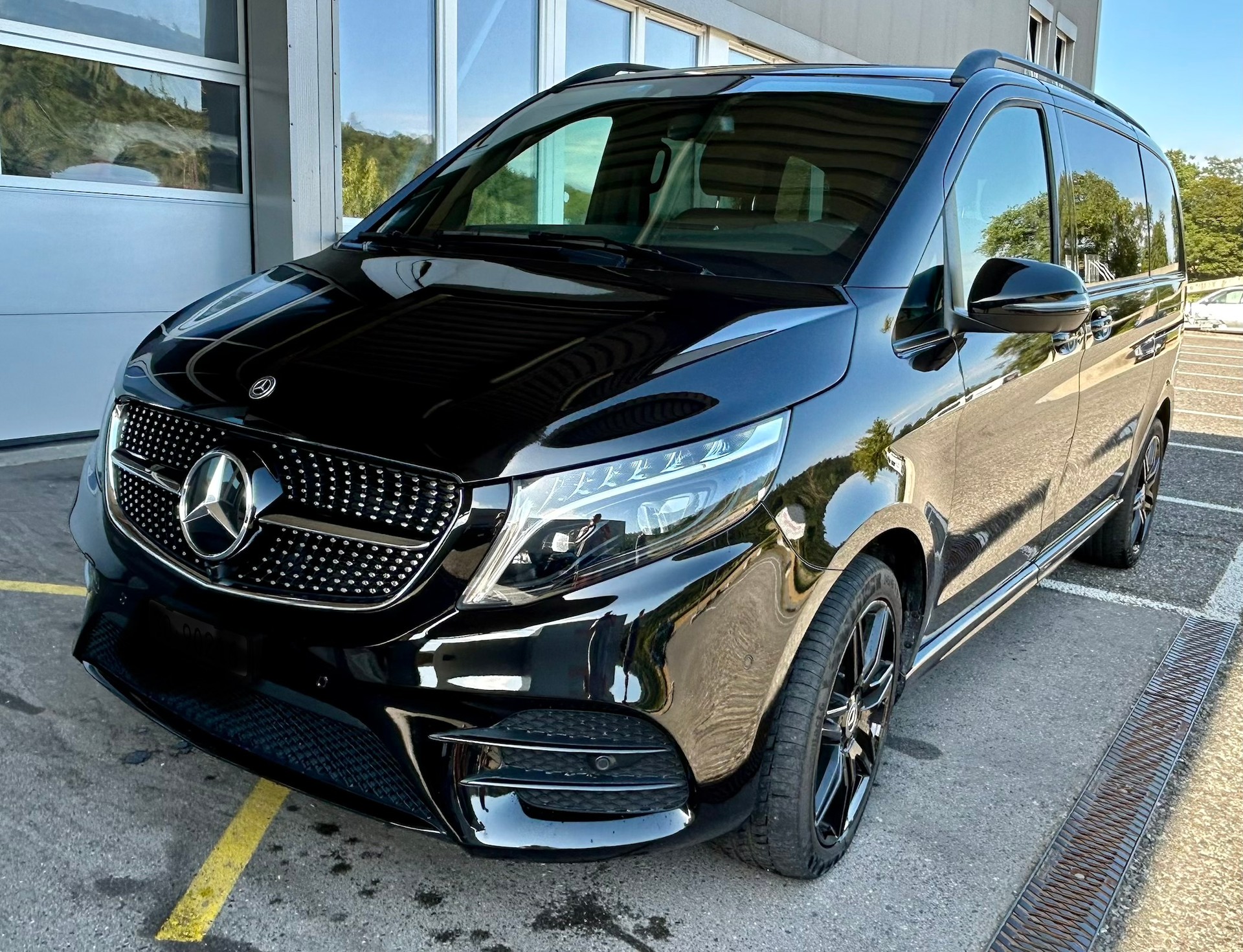 MERCEDES-BENZ V 300 d AMG Swiss Ed. kurz-image-1