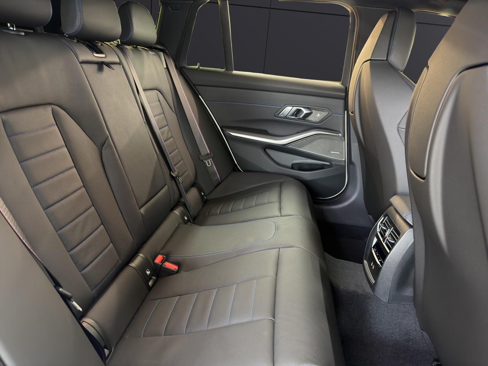BMW M340i xDrive Touring-image-13