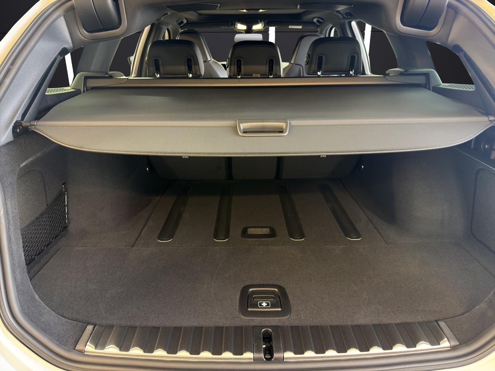 BMW M340i xDrive Touring-image-12