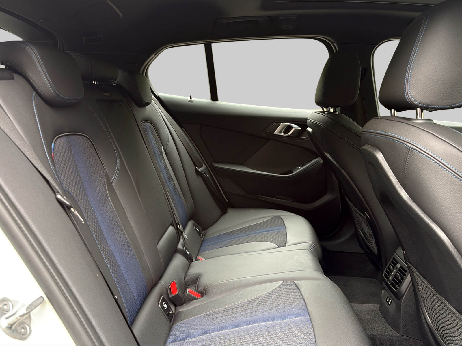 BMW M135i xDrive Steptronic-image-13